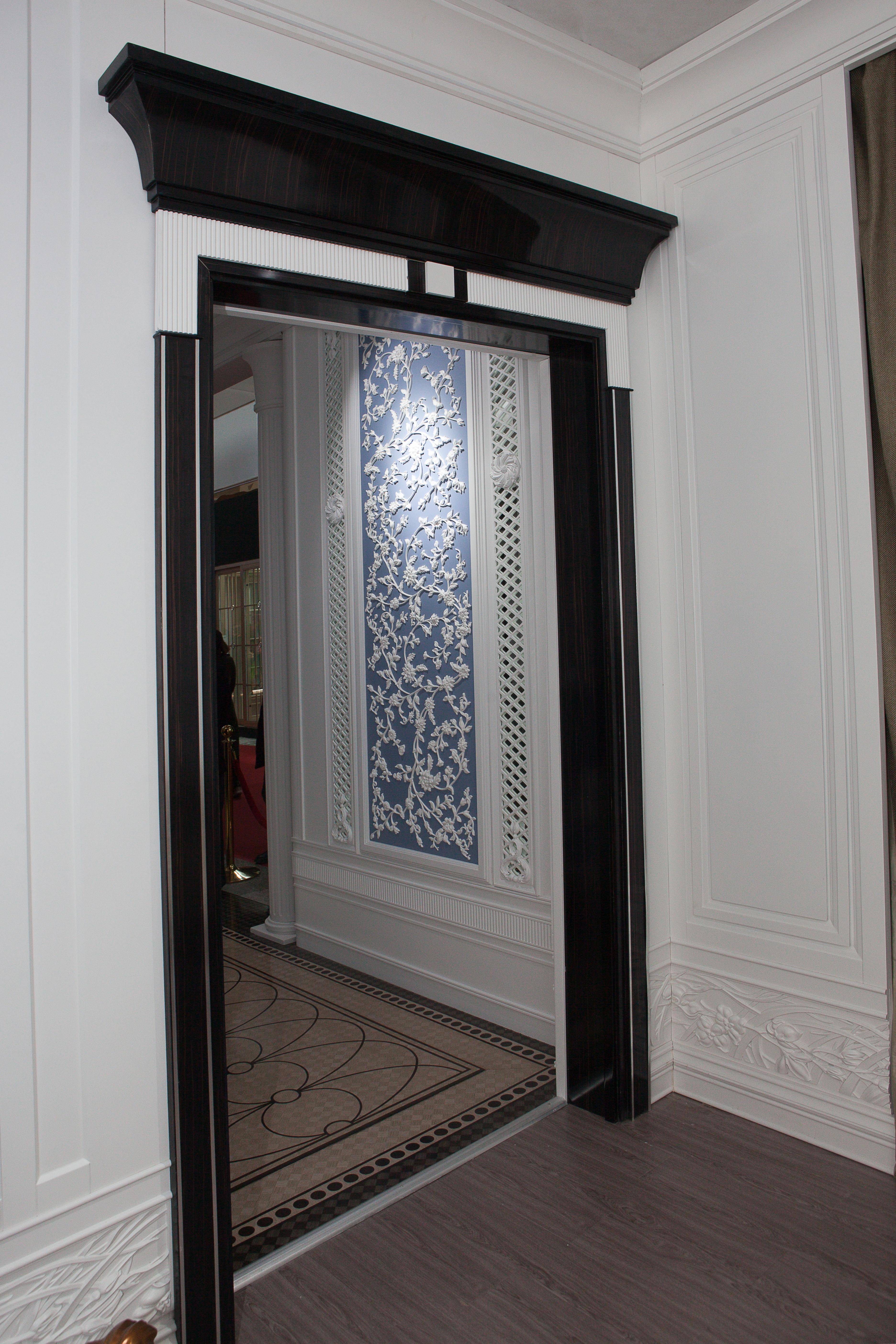 Stile moderno Ebano e Whiting  Portale interno della porta laterale 

Entra in un mondo di lusso ed eleganza con la nostra porta d'ingresso artigianale. Realizzato in legno massiccio con una straordinaria finitura in ebano e bianco neve, questo