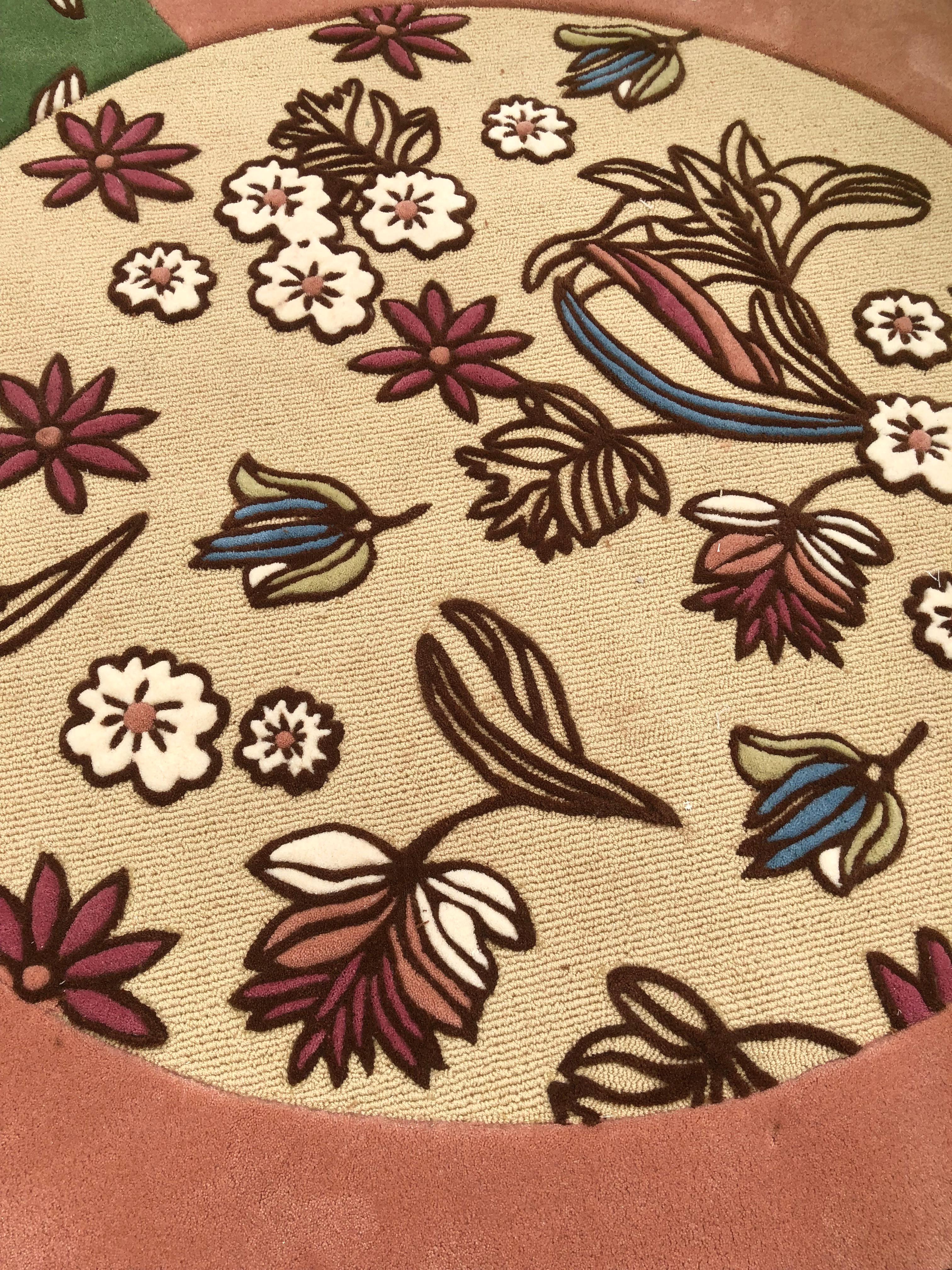 Style moderne Tapis de forme irrégulière avec motif de fleurs 'Sally&Molly' par RAG 

Création originale de Rannisa Soraya RAG HOME JAKARTA
Tufté à la main avec des méthodes et des couleurs mixtes de sculpture et de gaufrage. Il peut être