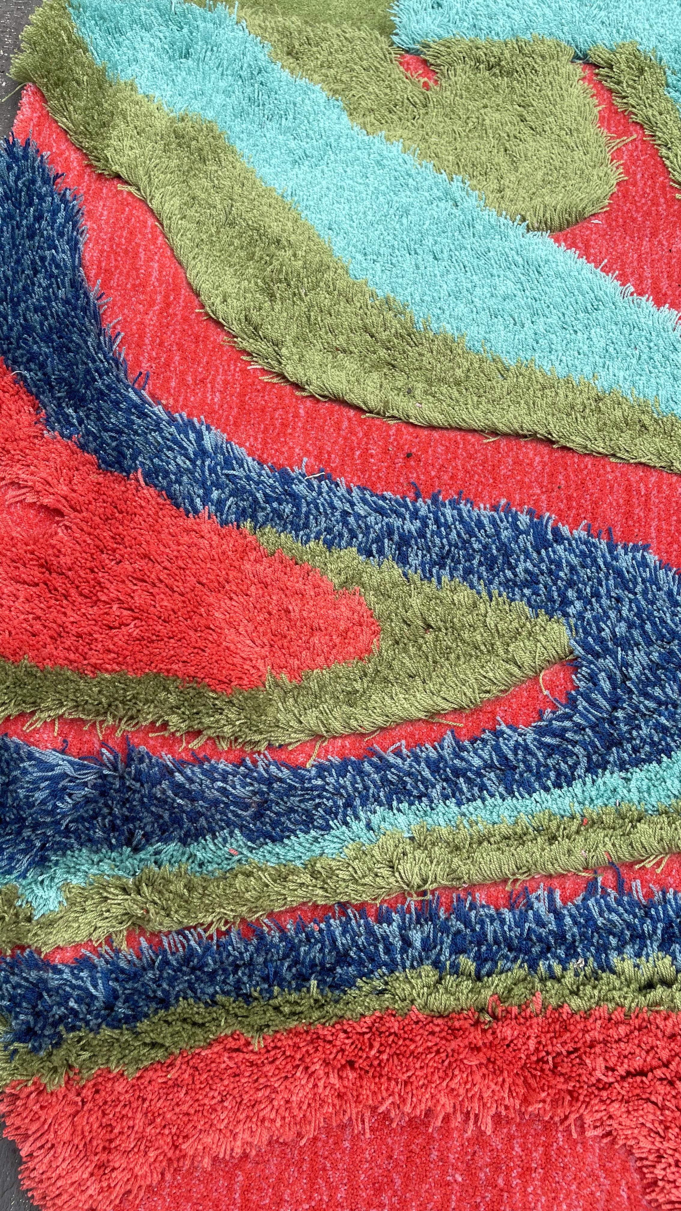 Tapis de forme irrégulière de style moderne aux couleurs pop de RAG HOME

Les produits de RAG HOME sont des tapis et des moquettes tuftés à la main, inspirés par l'amour de Rannisa Soraya, fondatrice et directrice créative de la marque, pour les