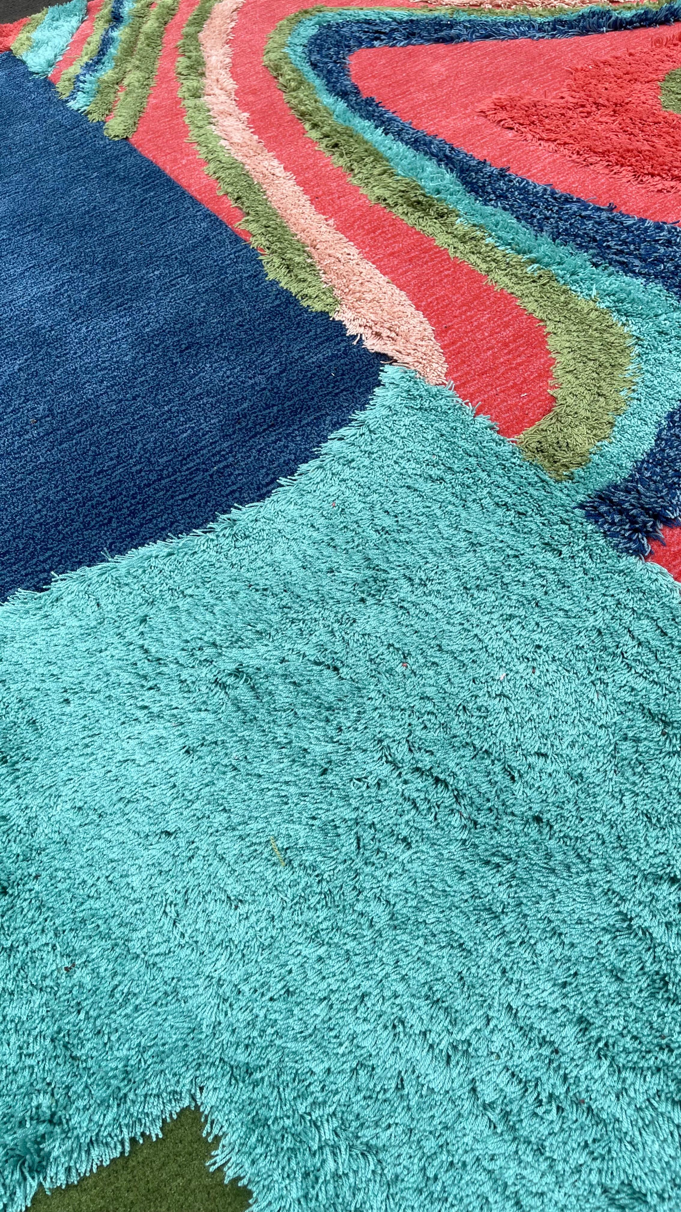 Moderner Teppich in unregelmäßiger Form und poppigen Farben von RAG HOME (Handgeschnitzt) im Angebot