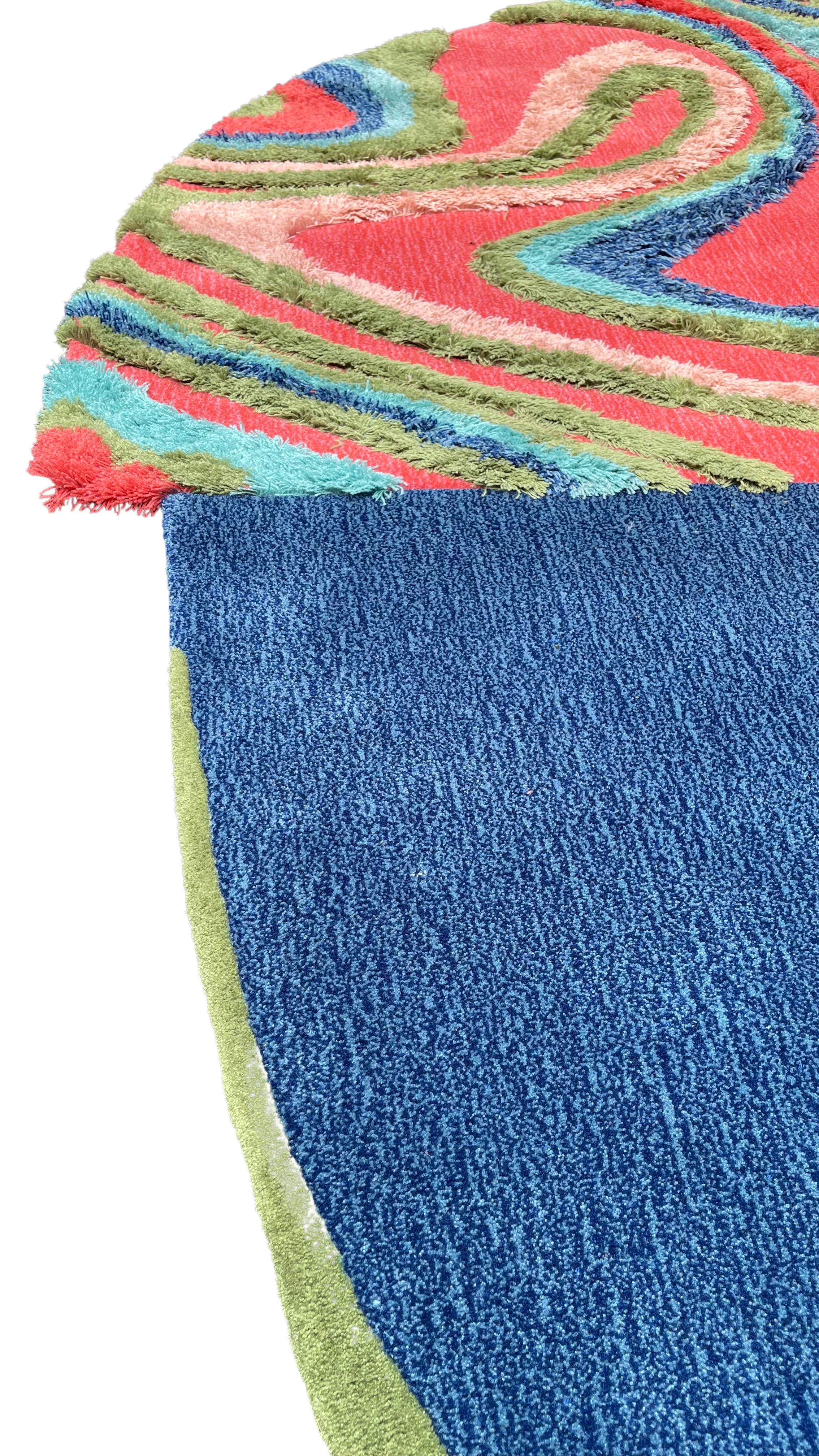 Moderner Teppich in unregelmäßiger Form und poppigen Farben von RAG HOME (Wolle) im Angebot