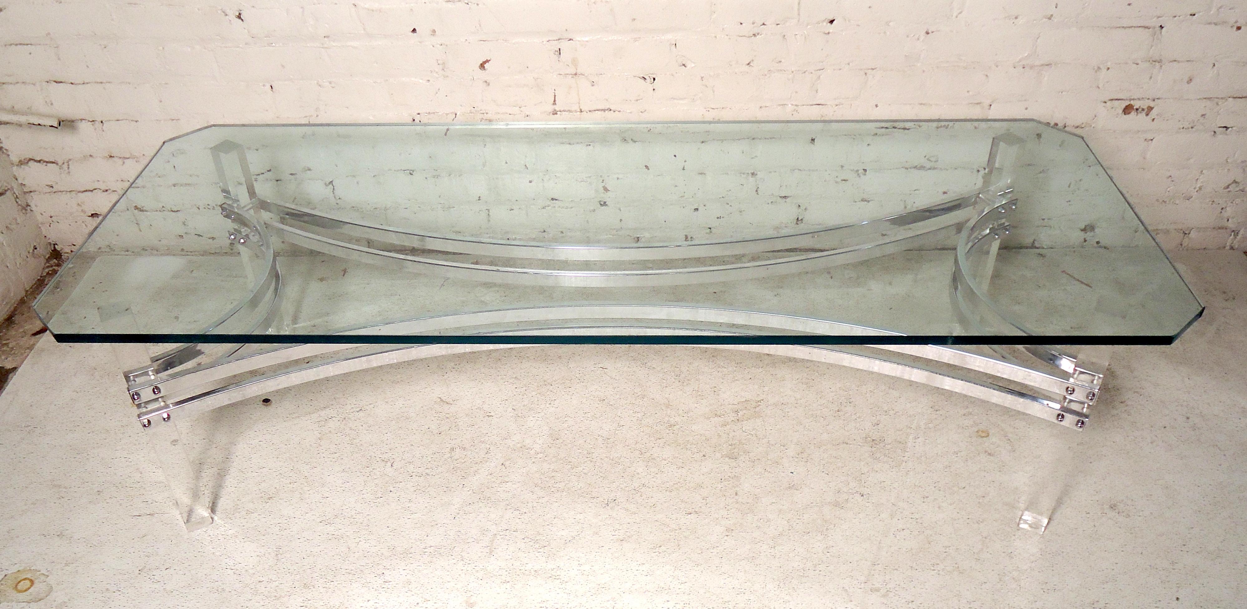 Mid-Century Modern Modern Style Lucite Coffee Table For Sale