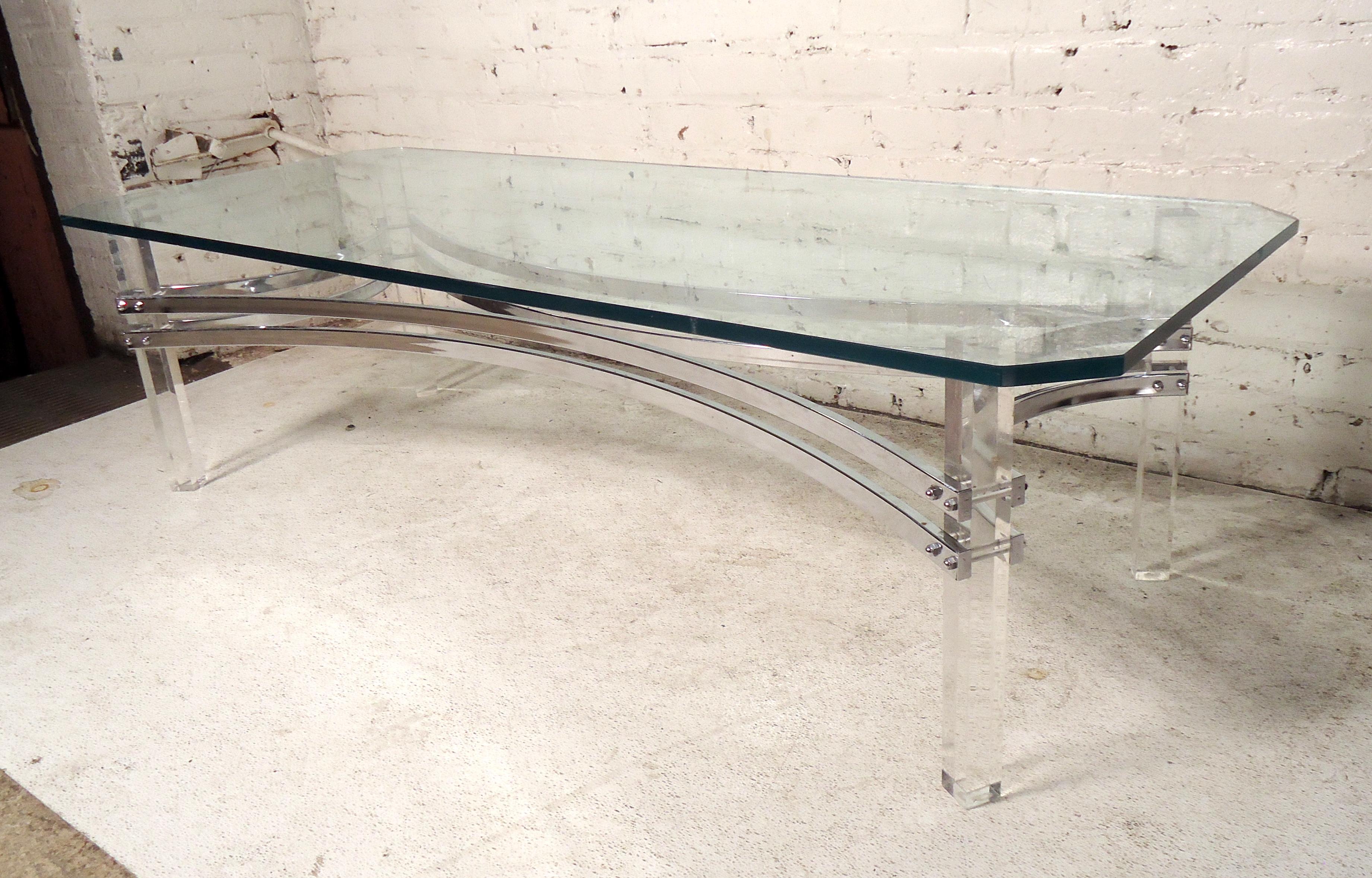 Modern Style Lucite Coffee Table In Good Condition For Sale In Brooklyn, NY