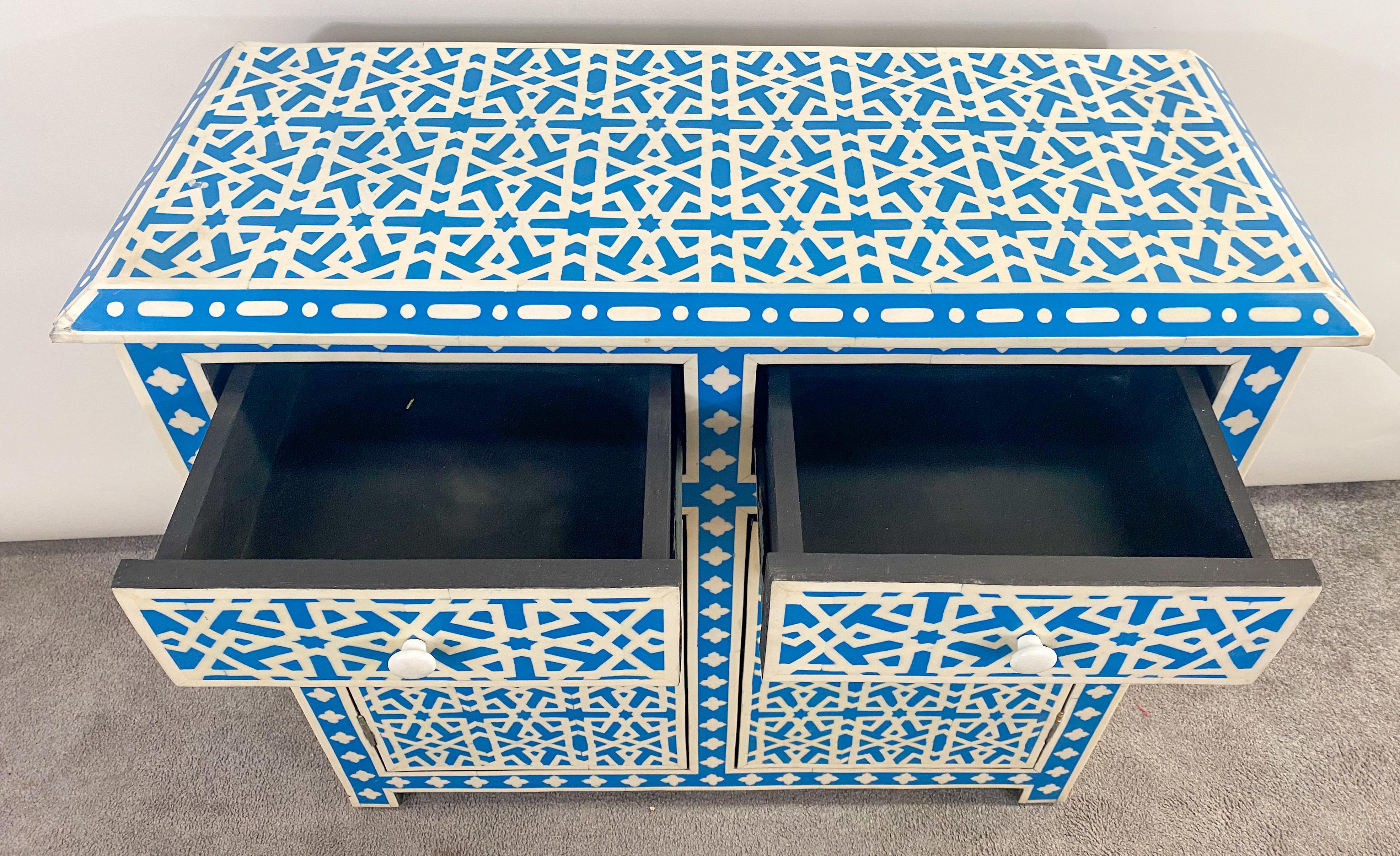 Meuble de rangement ou console bohème chic à deux portes en résine blanche et bleue au design géométrique  en vente 2