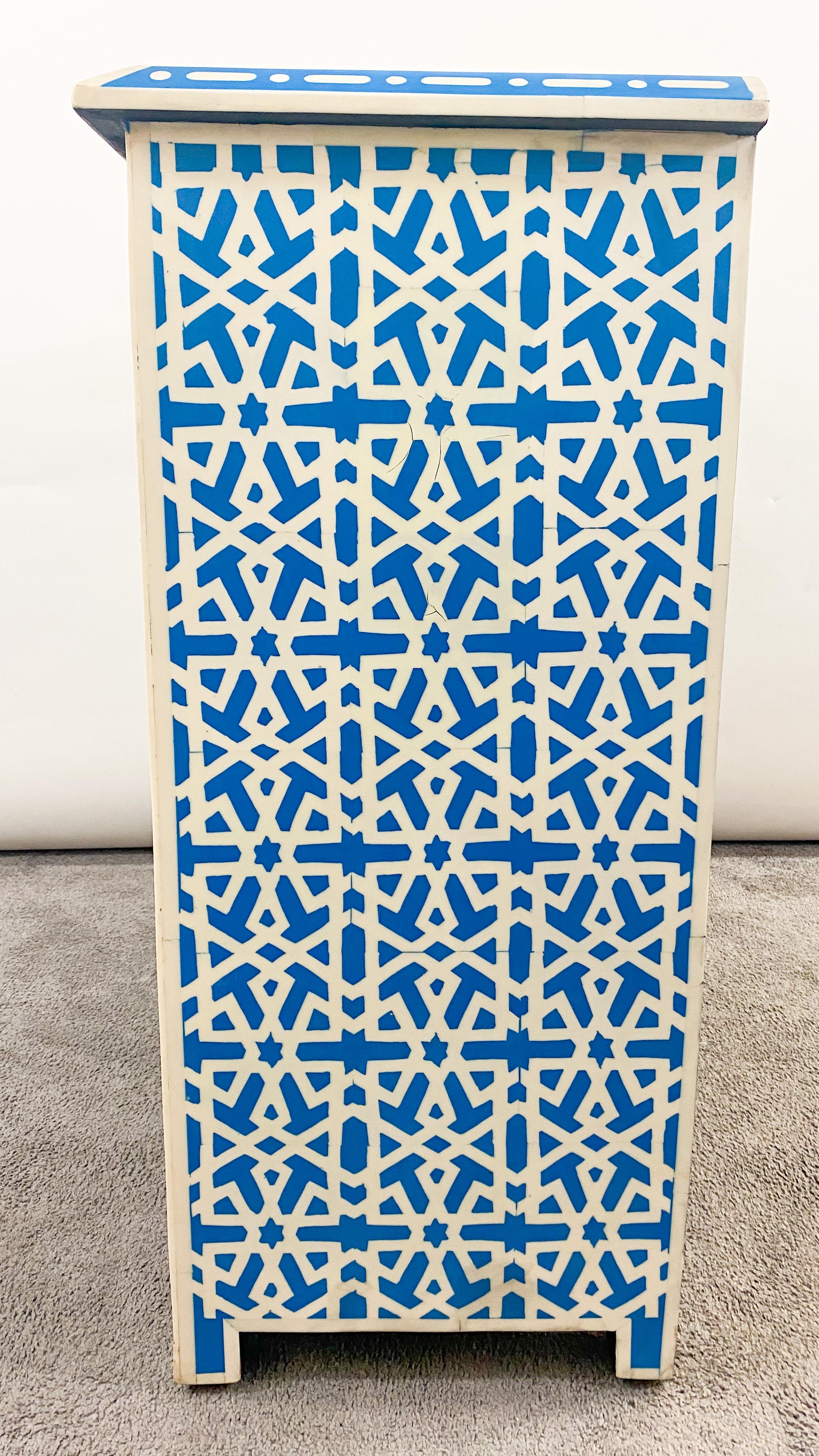 Meuble de rangement ou console bohème chic à deux portes en résine blanche et bleue au design géométrique  en vente 7