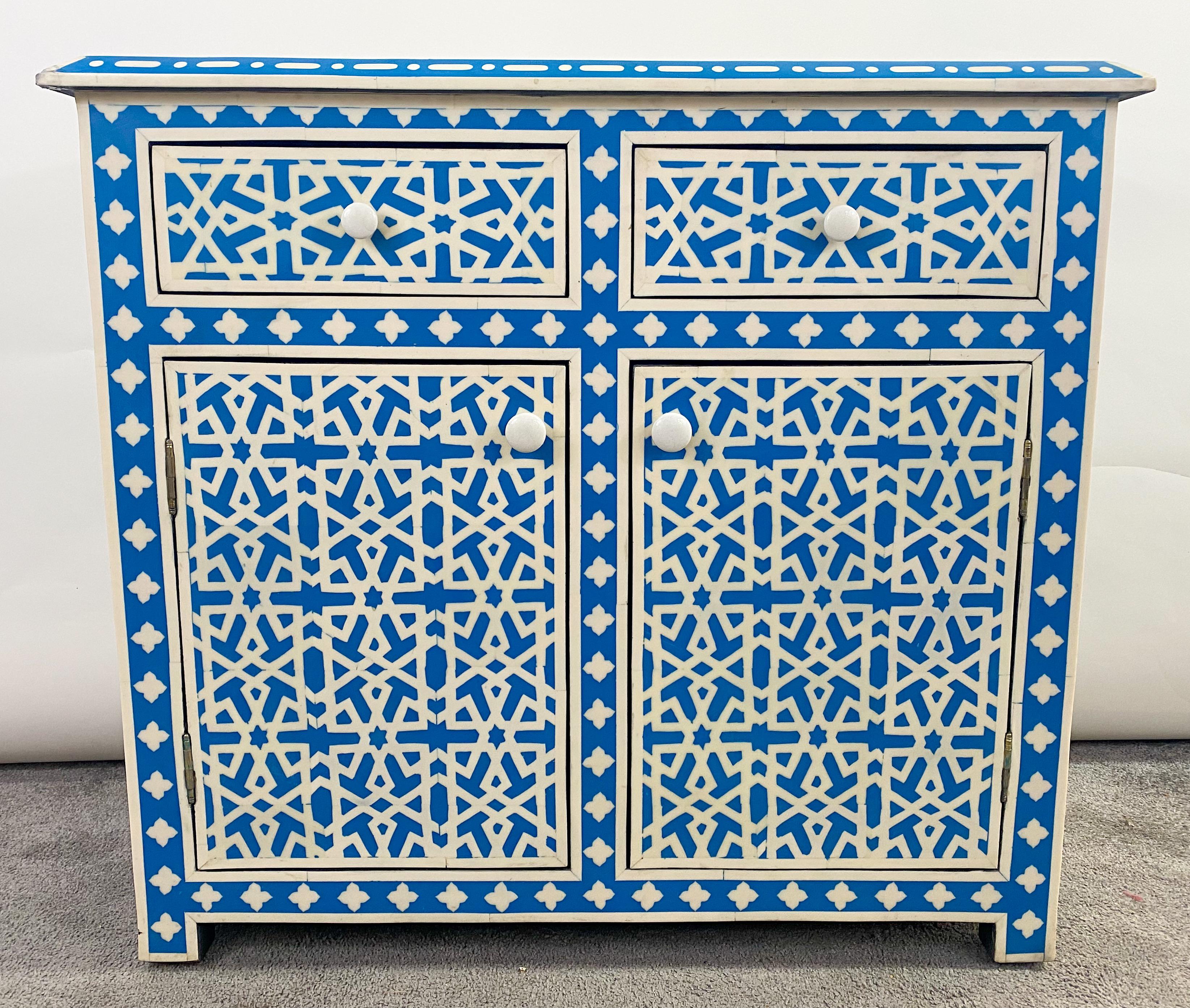 Un superbe meuble ou console de style marocain Boho Chic fait à la main en résine et en bois. Le meuble présente d'exceptionnelles formes géométriques mauresques.  Design/One en blanc et bleu. Les motifs géométriques embellissent le meuble sur tous
