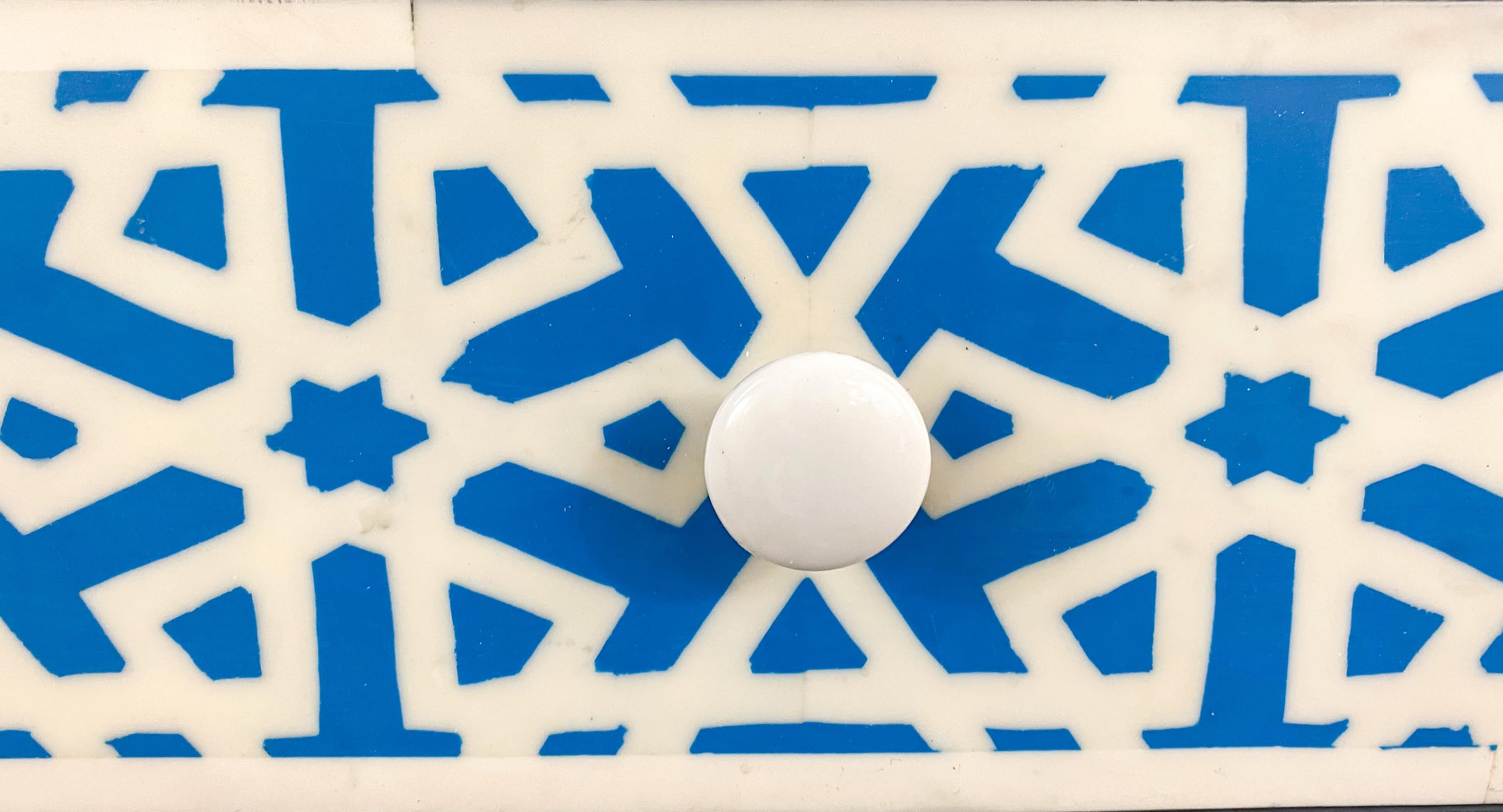 Marocain Meuble de rangement ou console bohème chic à deux portes en résine blanche et bleue au design géométrique  en vente