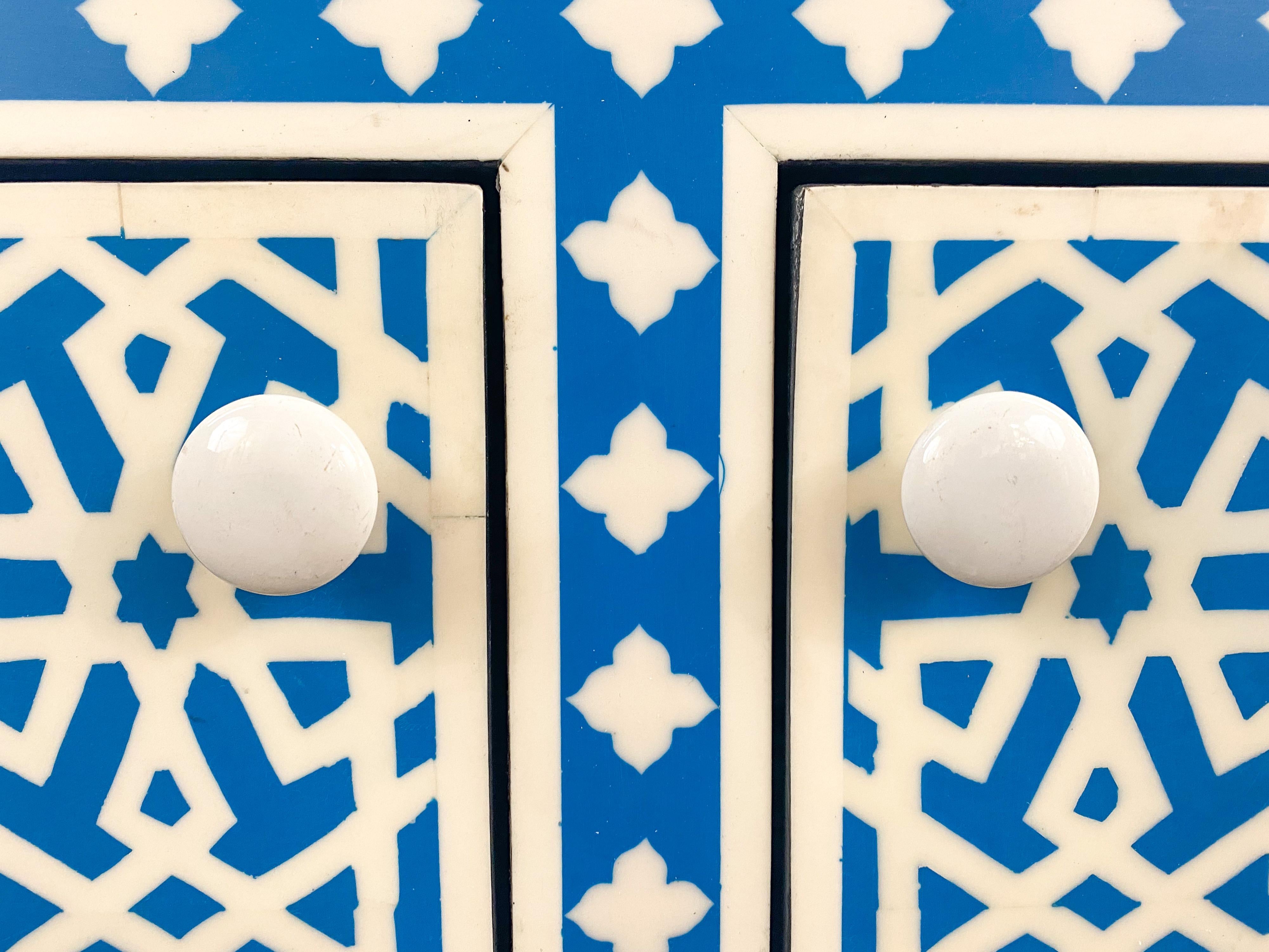 Meuble de rangement ou console bohème chic à deux portes en résine blanche et bleue au design géométrique  Bon état - En vente à Plainview, NY