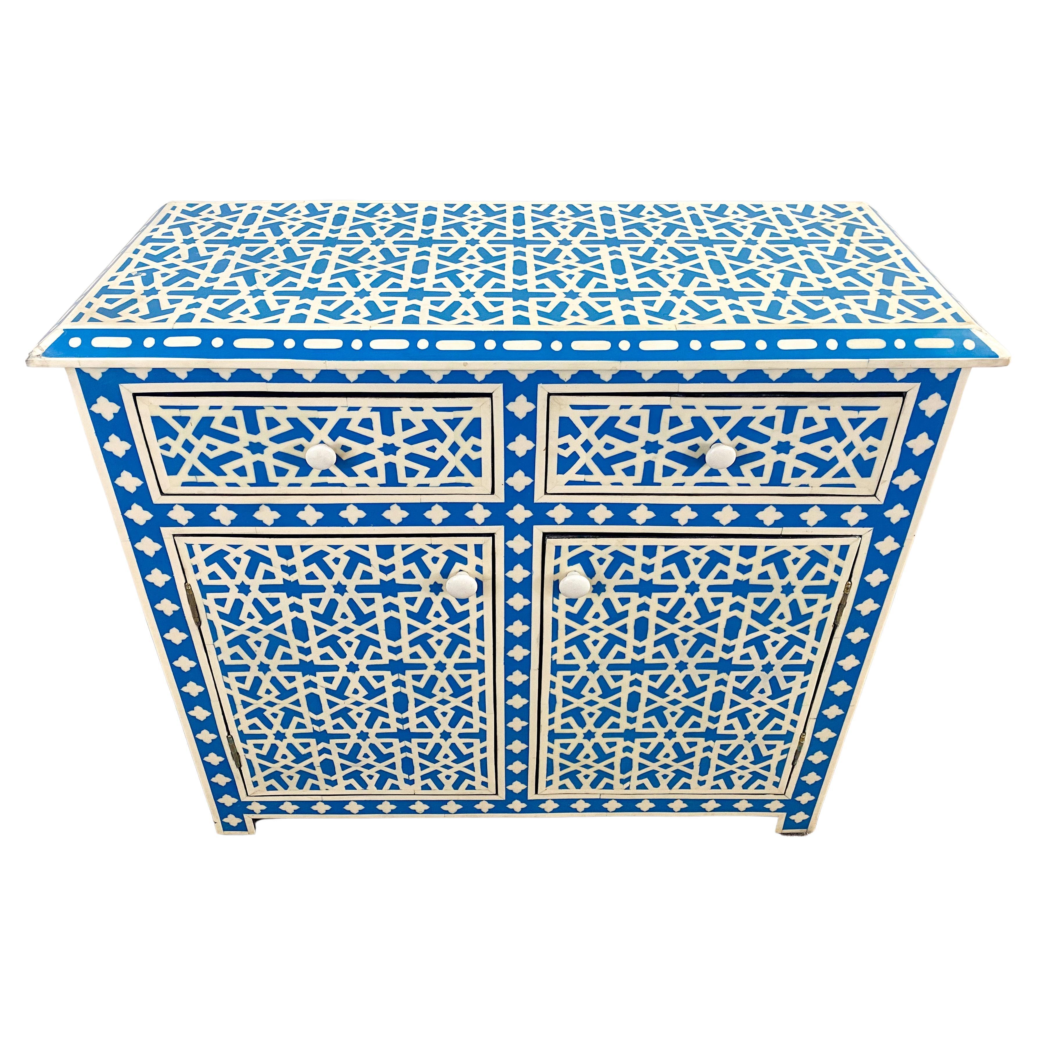 Meuble de rangement ou console bohème chic à deux portes en résine blanche et bleue au design géométrique  en vente