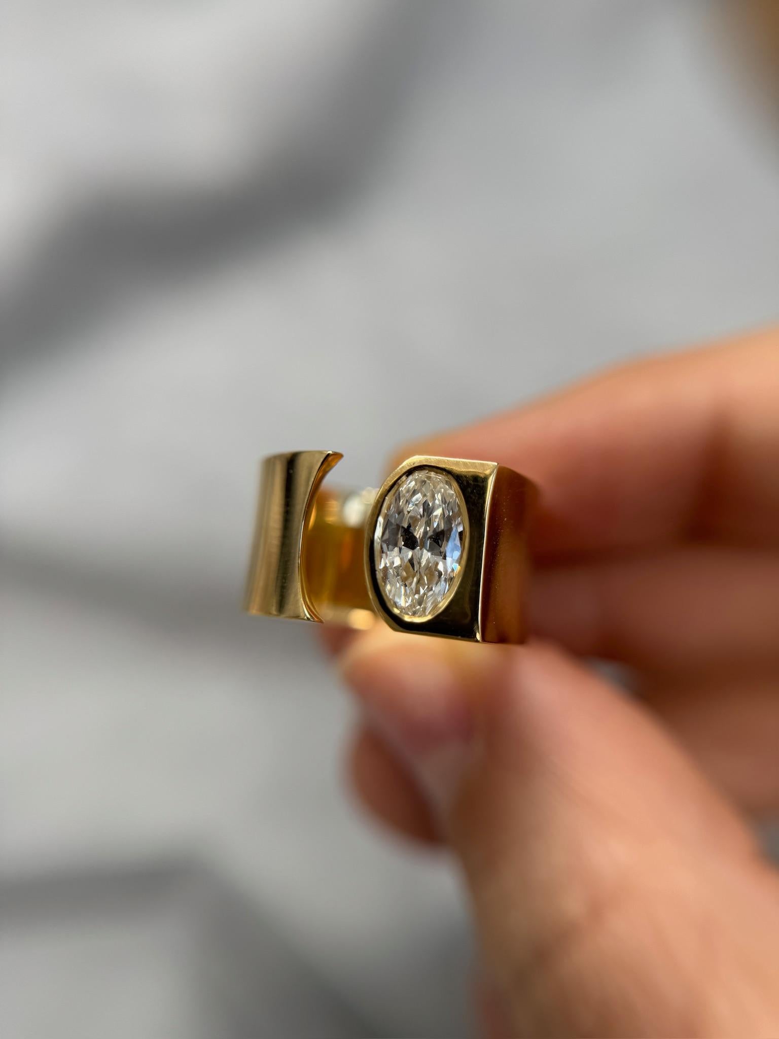 Oval Cut Modern Style Open Cigar Band  w/ 0.77ct Antique Oval Diamond 18k Gold 13.50g For Sale