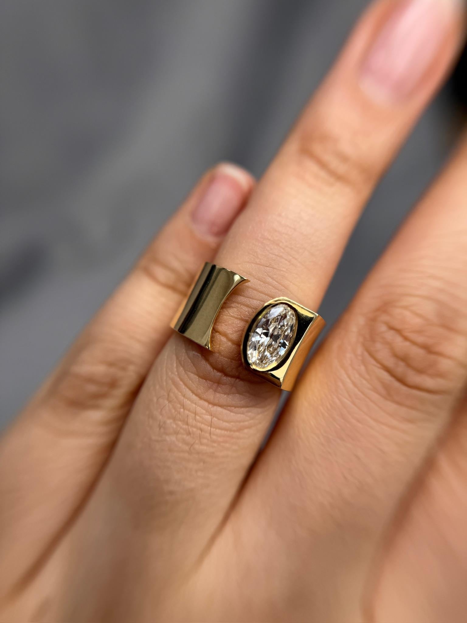 Modern Style Open Cigar Band  w/ 0.77ct Antique Oval Diamond 18k Gold 13.50g In Excellent Condition For Sale In New York, NY
