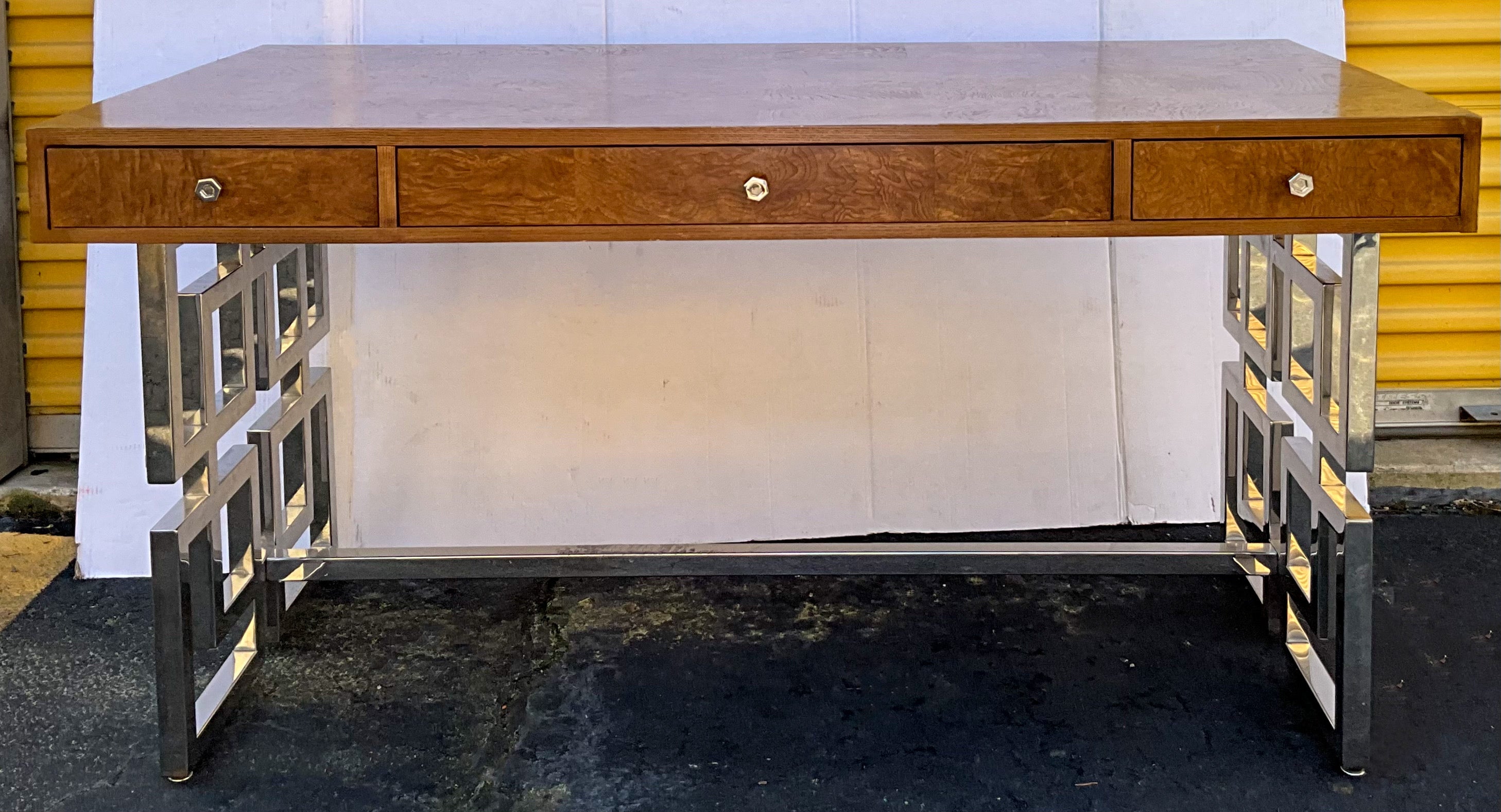 Dies ist ein Patchwork-Schreibtisch aus Wurzelholz und Chrom mit modernem Styling  von Bernhardt Furniture. Der Schreibtisch ist in sehr gutem Zustand und ist in der Schublade markiert. 

Mein Versand ist nur für die kontinentalen USA.