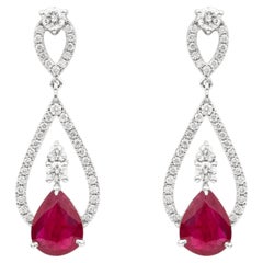Orecchini in stile moderno con rubini taglio a pera e montatura aperta con diamanti in oro bianco 18 carati