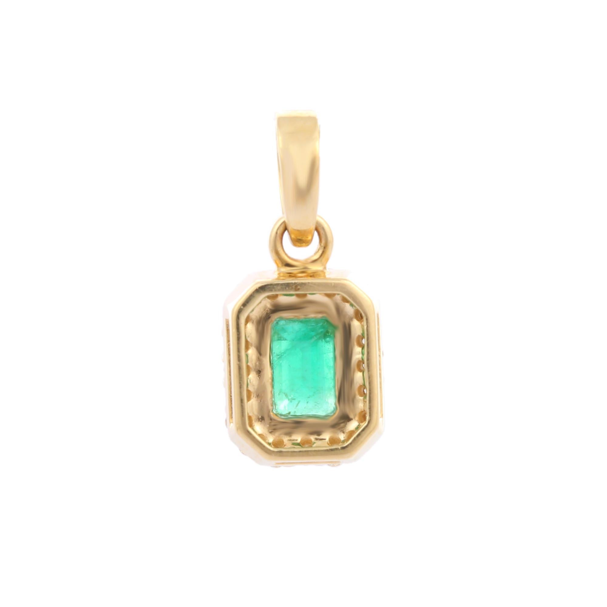 Taille octogone Pendentif en or jaune 14K serti d'émeraudes et de diamants The Moderns en vente