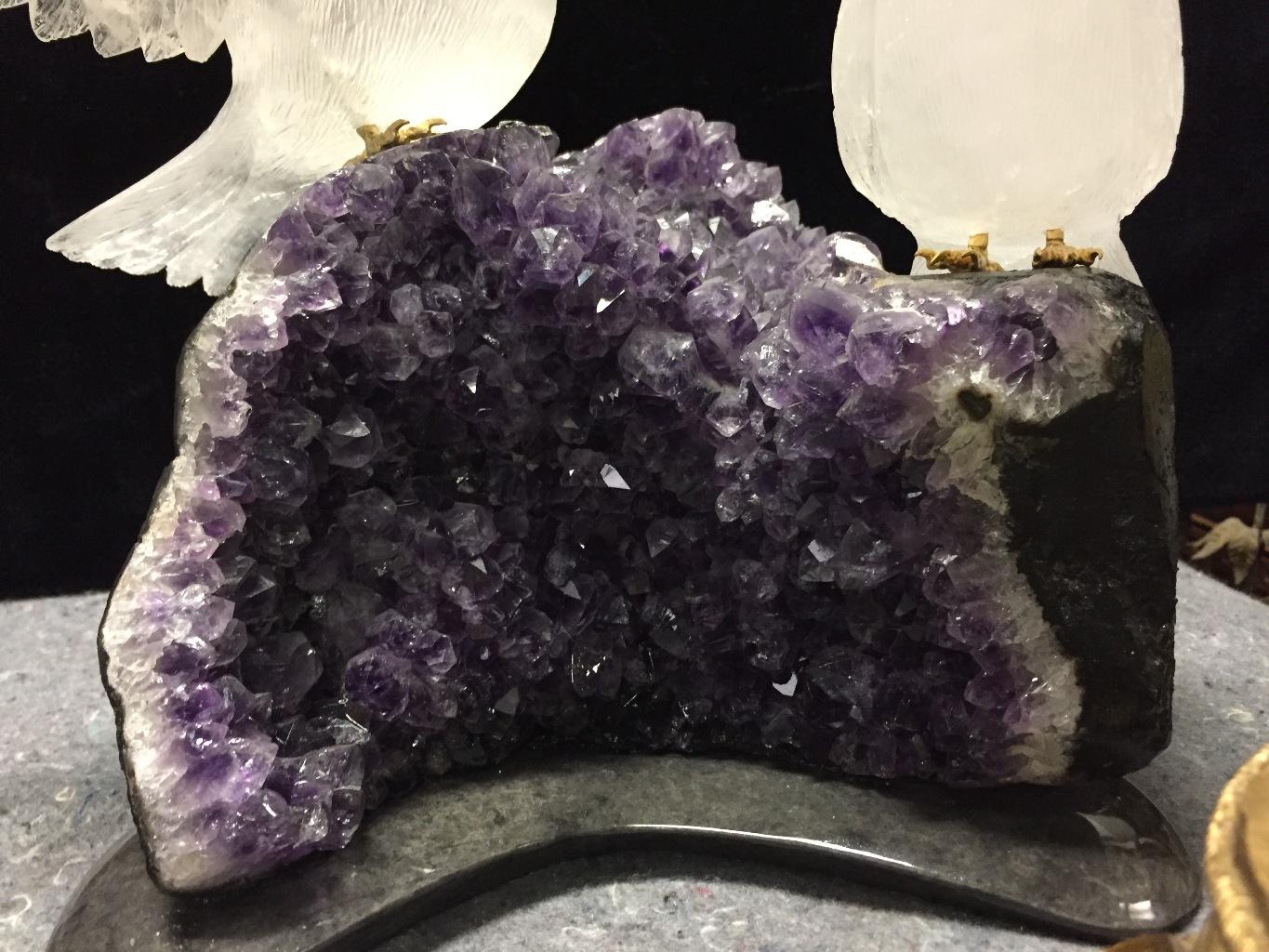 Uccelli di cristallo di rocca in stile moderno su geode di ametista in vendita 1