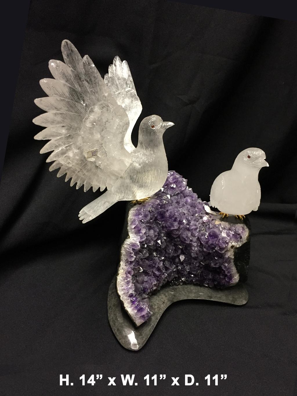 Un unico esemplare di scultura in stile moderno di gruppo di uccelli in cristallo di rocca scolpiti su geode di quarzo ametista, un uccello che dispiega le ali e l'altro che poggia su un geode naturale a faccia aperta, il tutto sollevato su una base