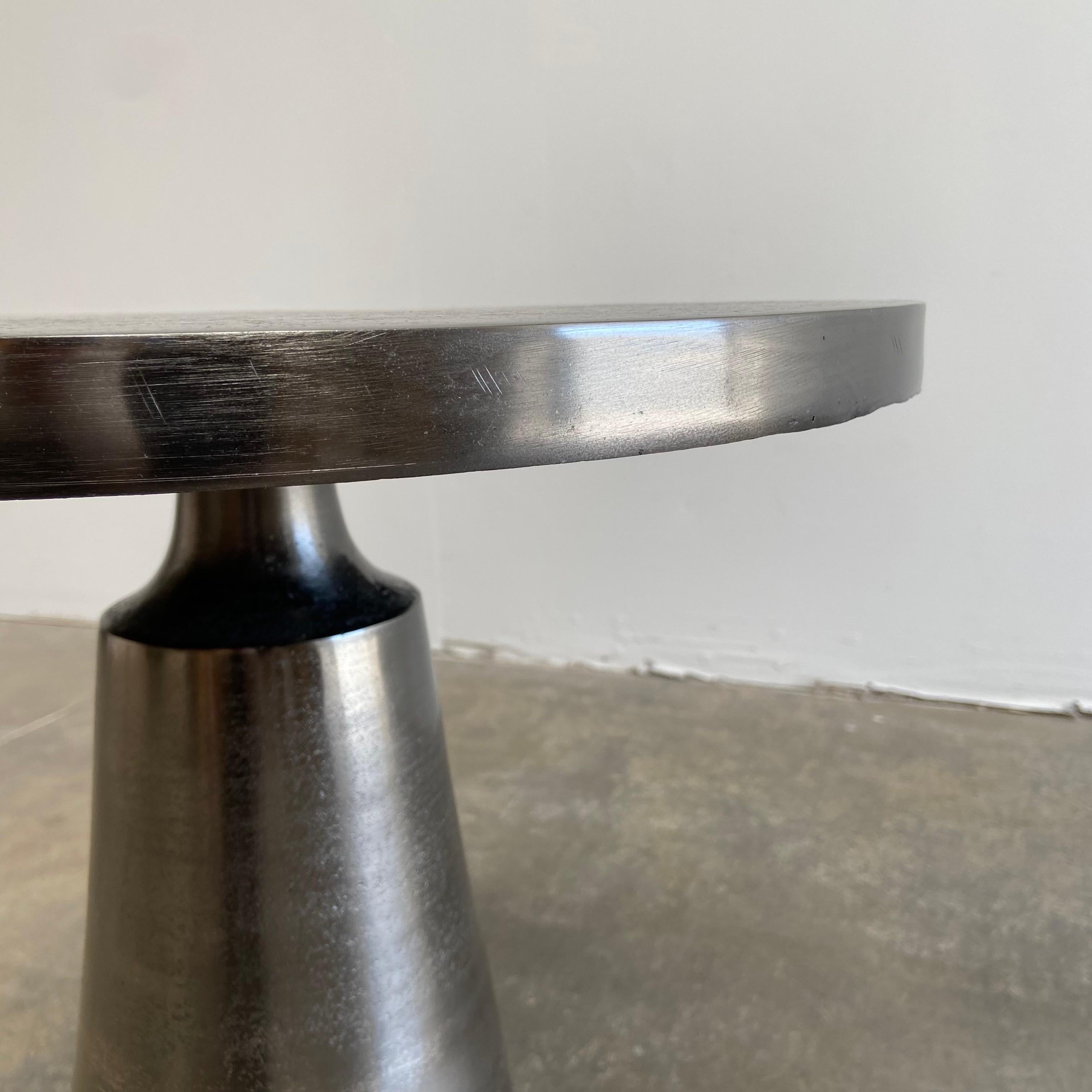 Beistelltisch im modernen Stil aus antikem Zinn mit gealterter Patina (Metall) im Angebot