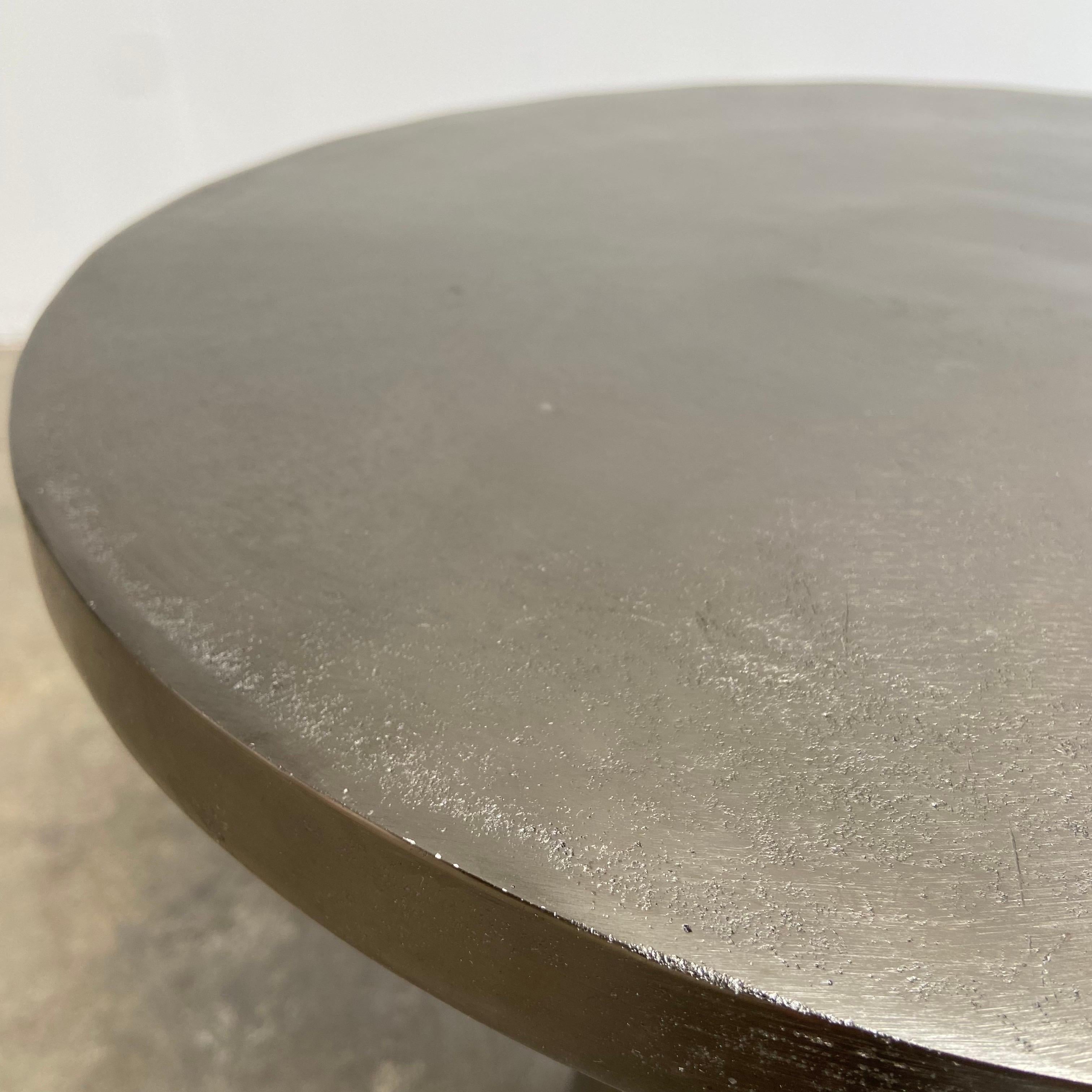 Beistelltisch im modernen Stil aus antikem Zinn mit gealterter Patina im Angebot 2