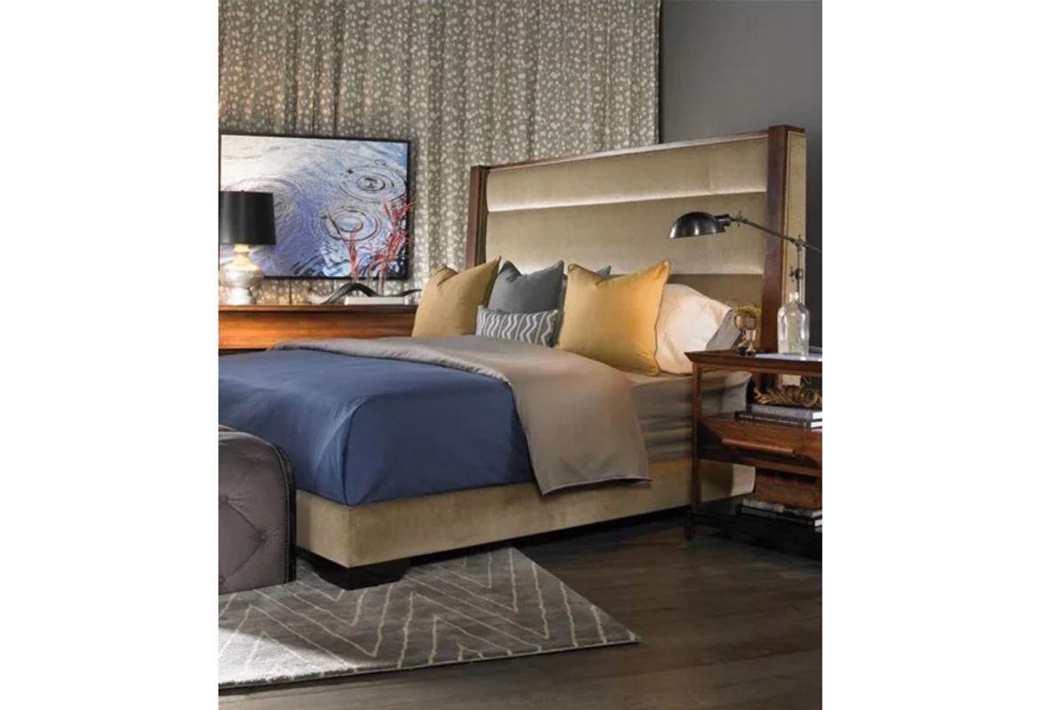 Moderne Cadre de lit de style moderne à profil bas en noyer, tapissé Thom Filicia en vente