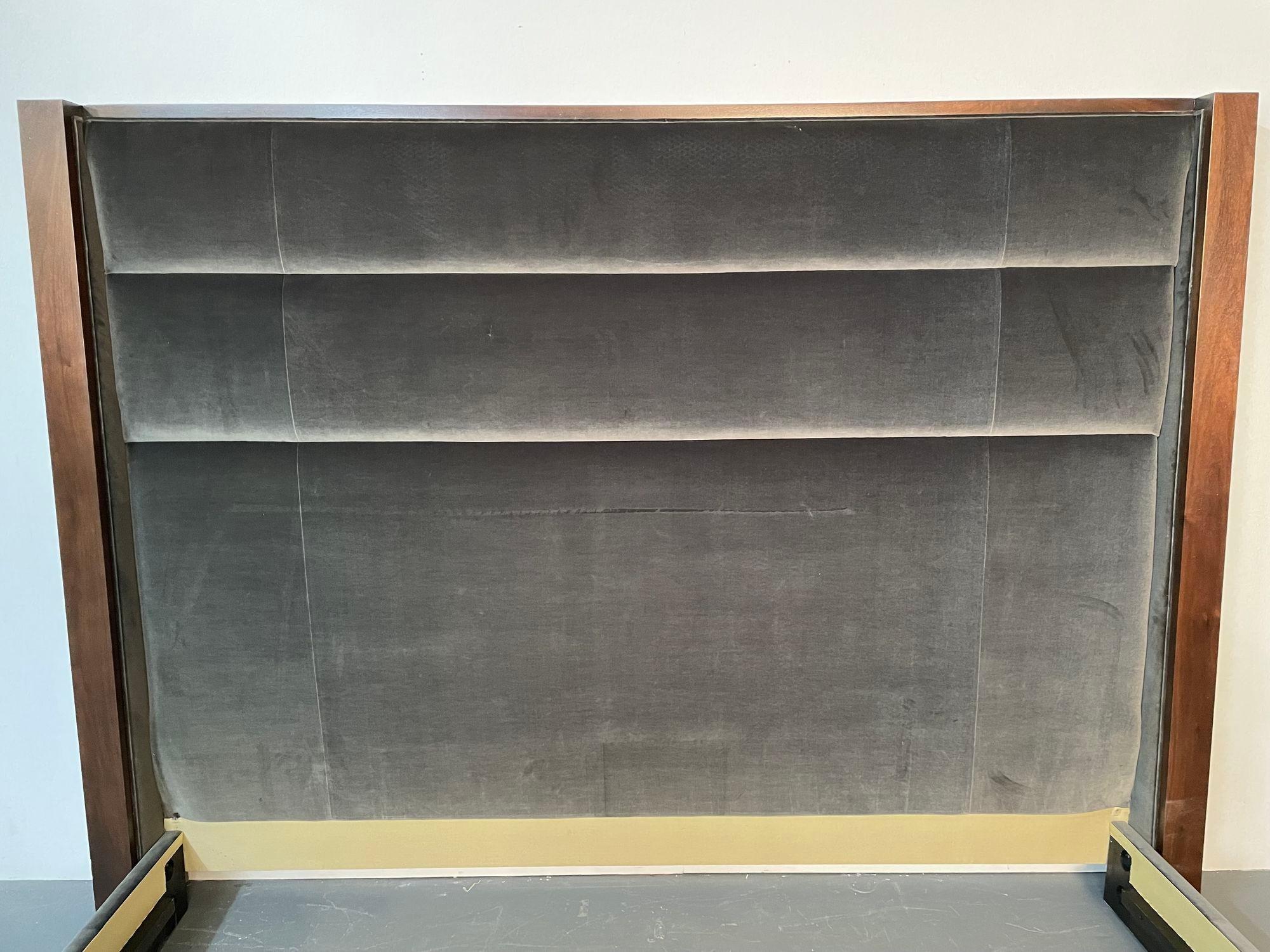 Tissu Cadre de lit de style moderne à profil bas en noyer, tapissé Thom Filicia en vente