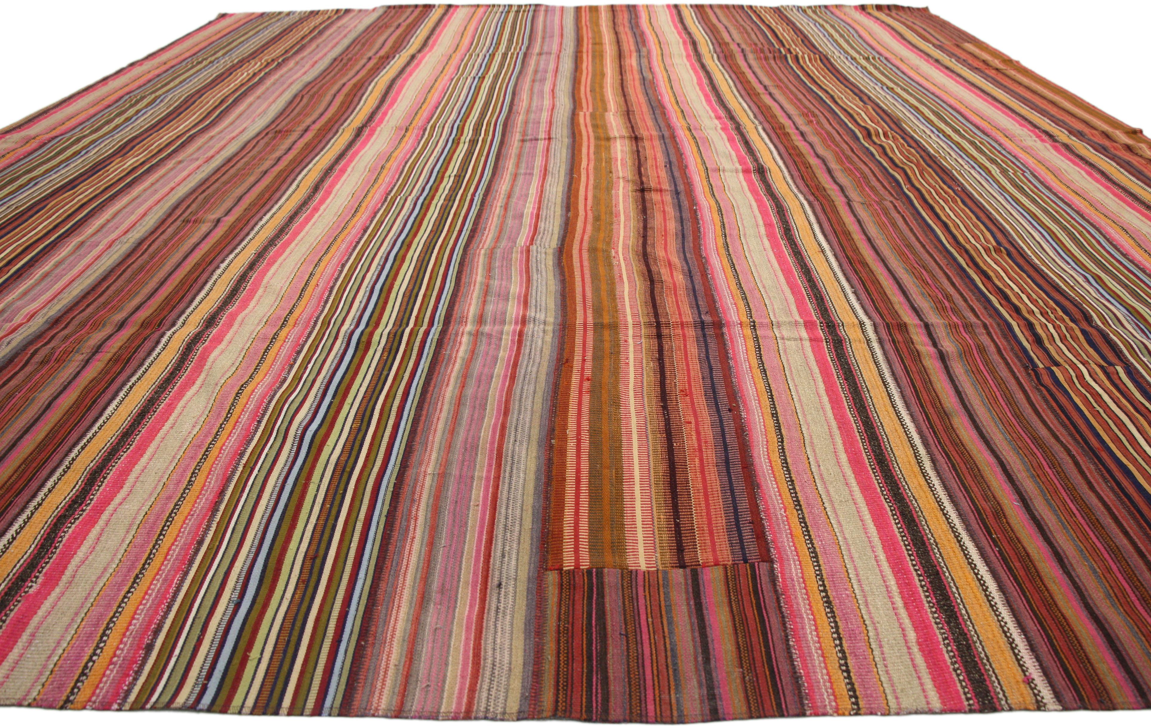 Türkischer gestreifter Vintage-Kelim-Teppich mit modernem, rustikalem Cabin-Stil, Vintage im Angebot 1