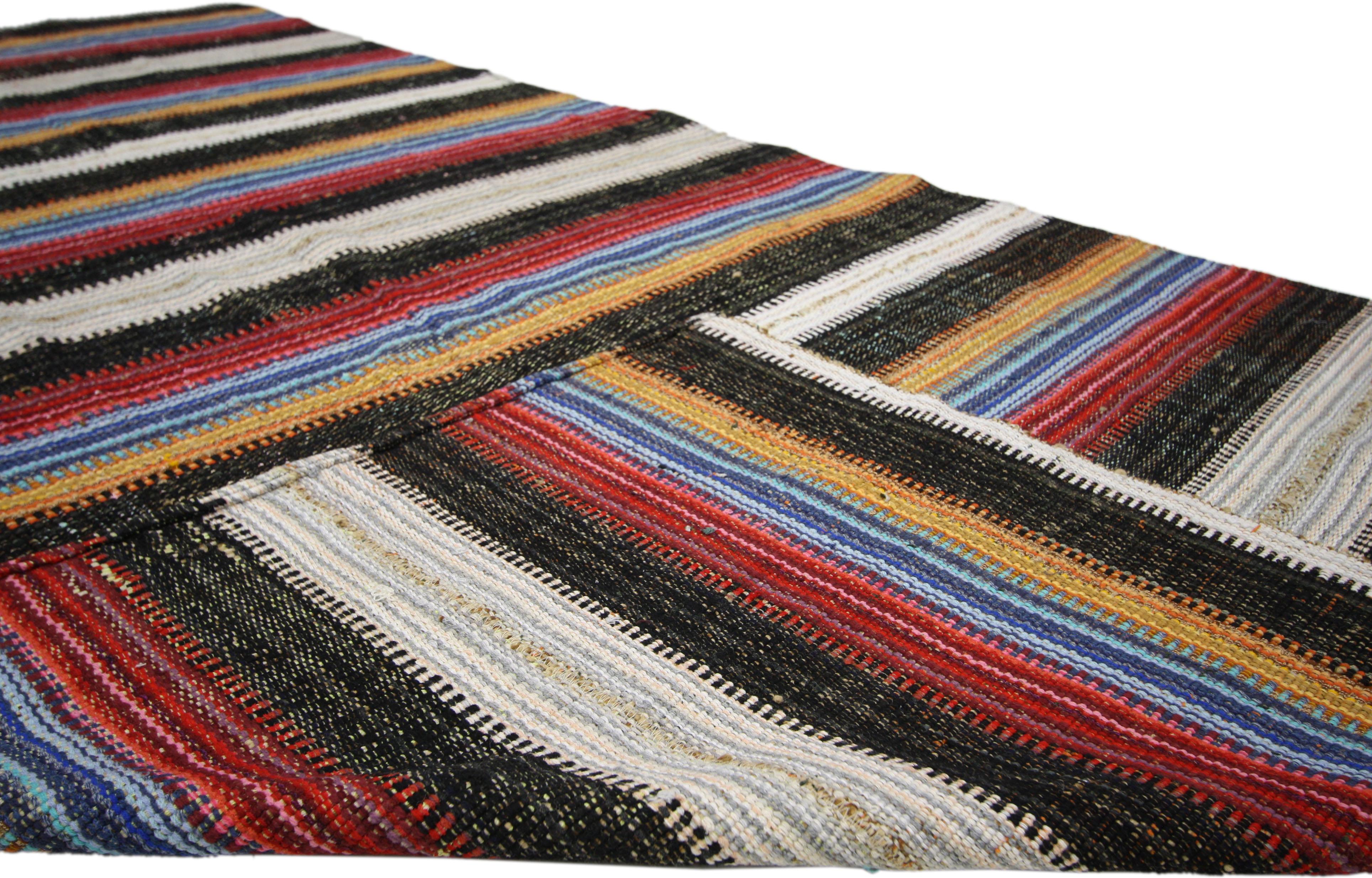 Vintage Turkish Jajim Striped Kilim Area Rug with American Colonial Style In Good Condition In Dallas, TX