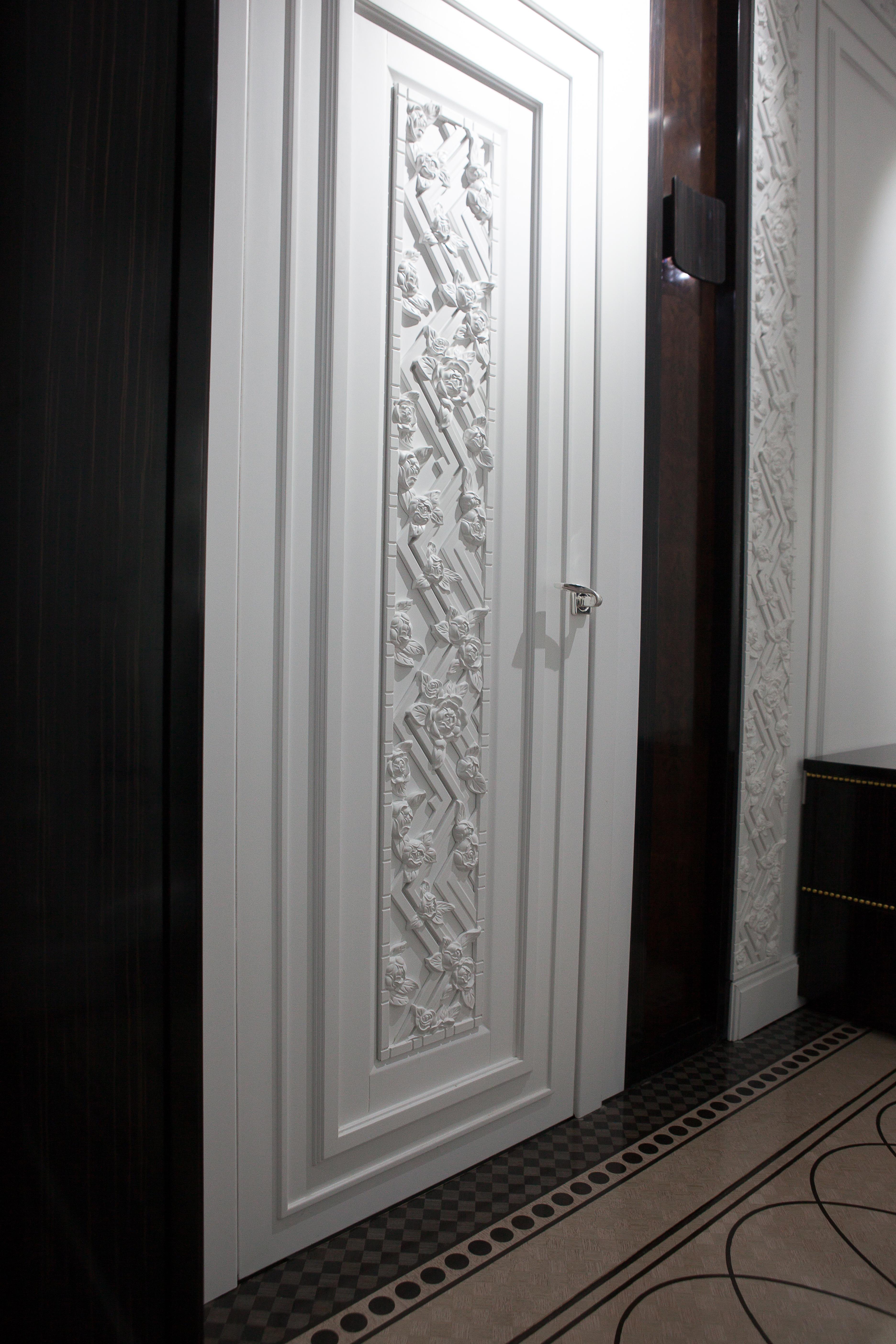 Biancaneve in stile moderno  Interni  Porta 

Aggiungi un tocco di eleganza e raffinatezza moderna al tuo spazio abitativo con la nostra porta interna moderna intagliata a mano di colore bianco neve. Realizzato in legno massiccio, questo splendido