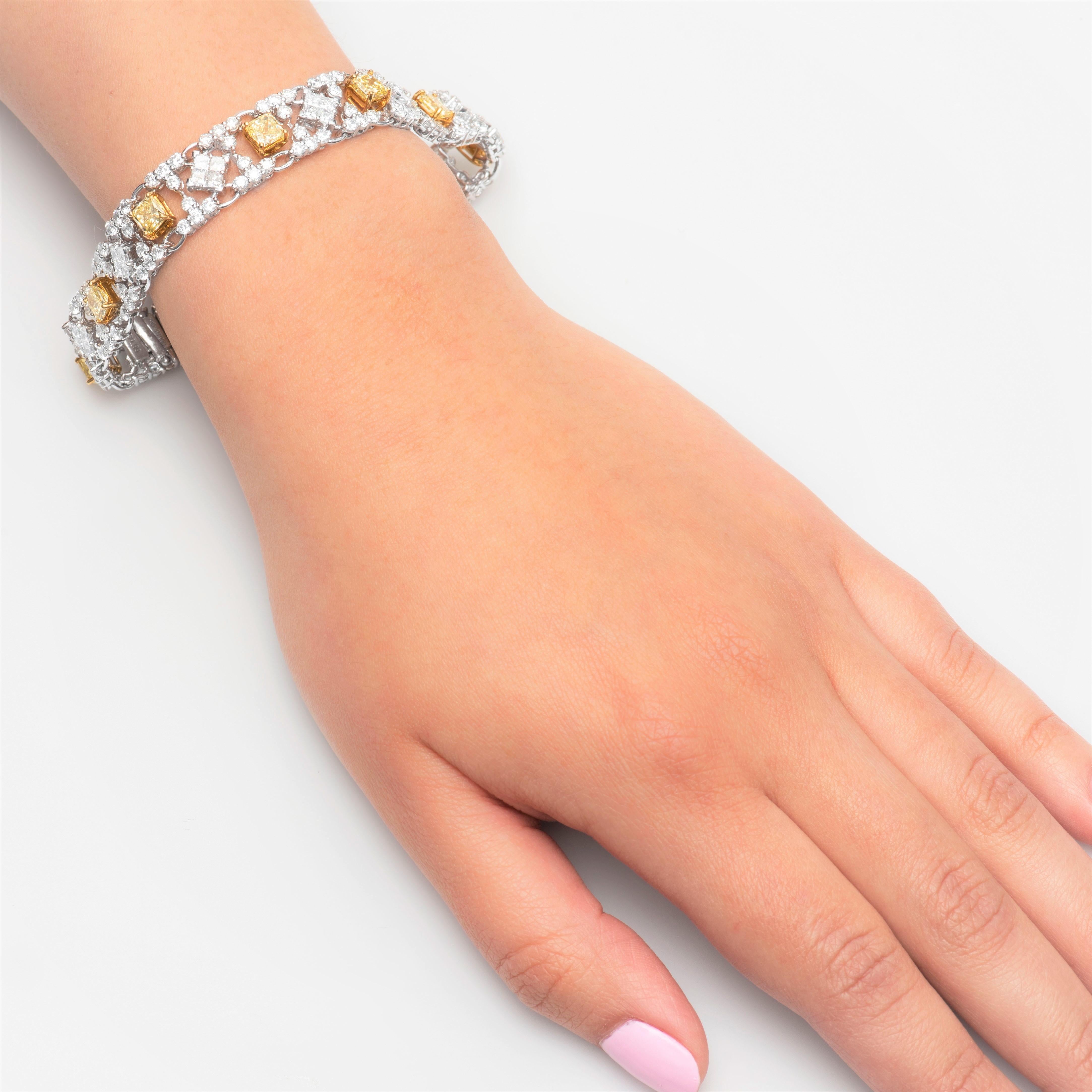 Modernes, einzigartiges und wunderschönes Armband mit 10 natürlichen gelben Diamanten im Strahlenschliff mit einem Gesamtgewicht von 6,20 Karat, umgeben von 9,99 Karat weißen Diamanten. Die gelben Diamanten sind in 18 Karat Gelbgold und die weißen