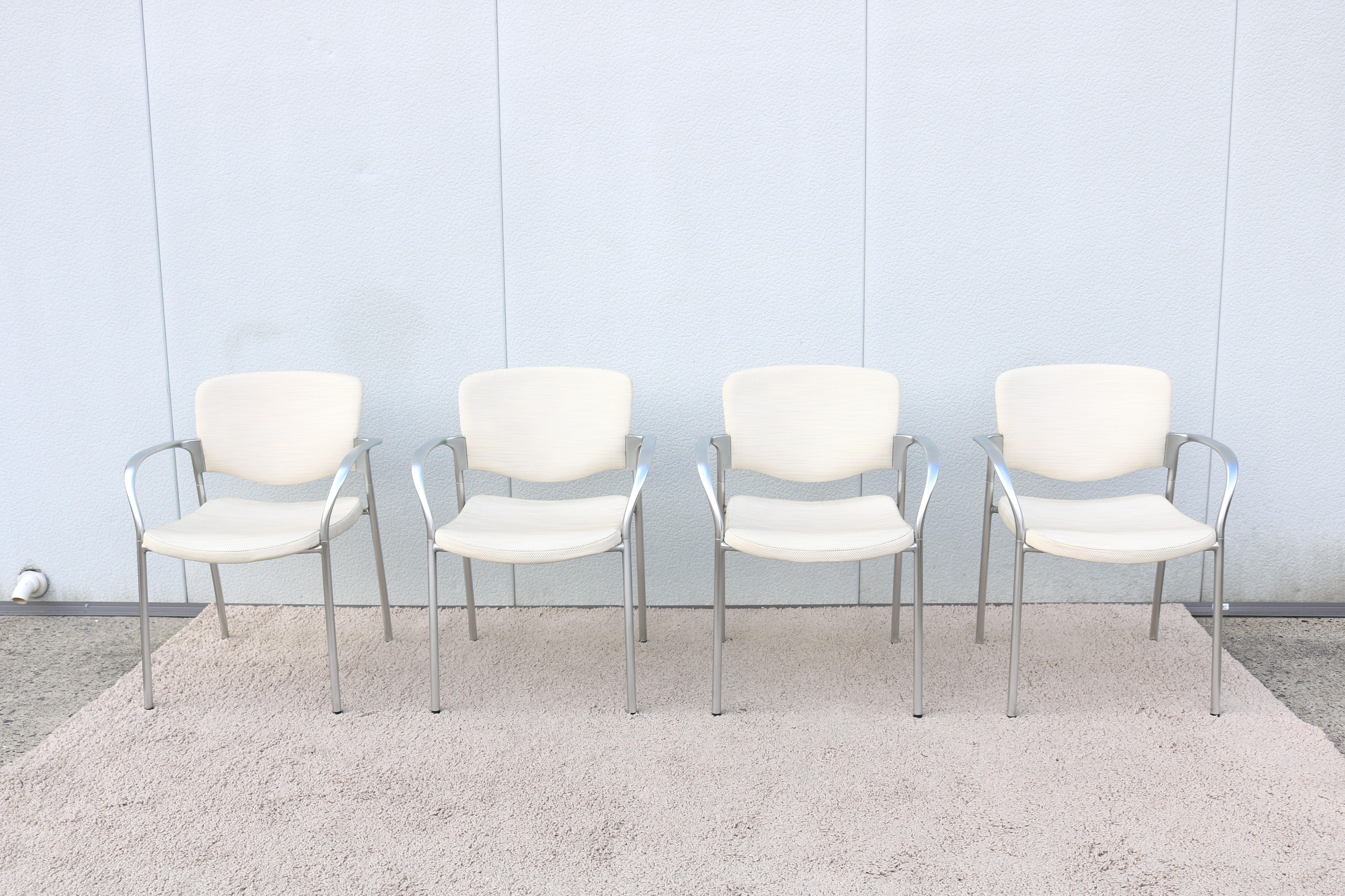 Chaises de salle à manger ou d'invité empilables ivoires modernes Stylex Welcome Multi Use, lot de 4 Excellent état - En vente à Secaucus, NJ