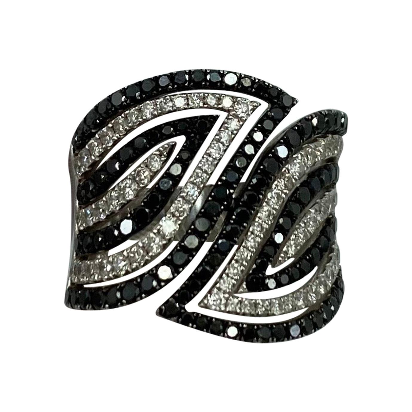 Modern Stylish Black and White Diamond 18 Karat White Gold Swirl Band Ring