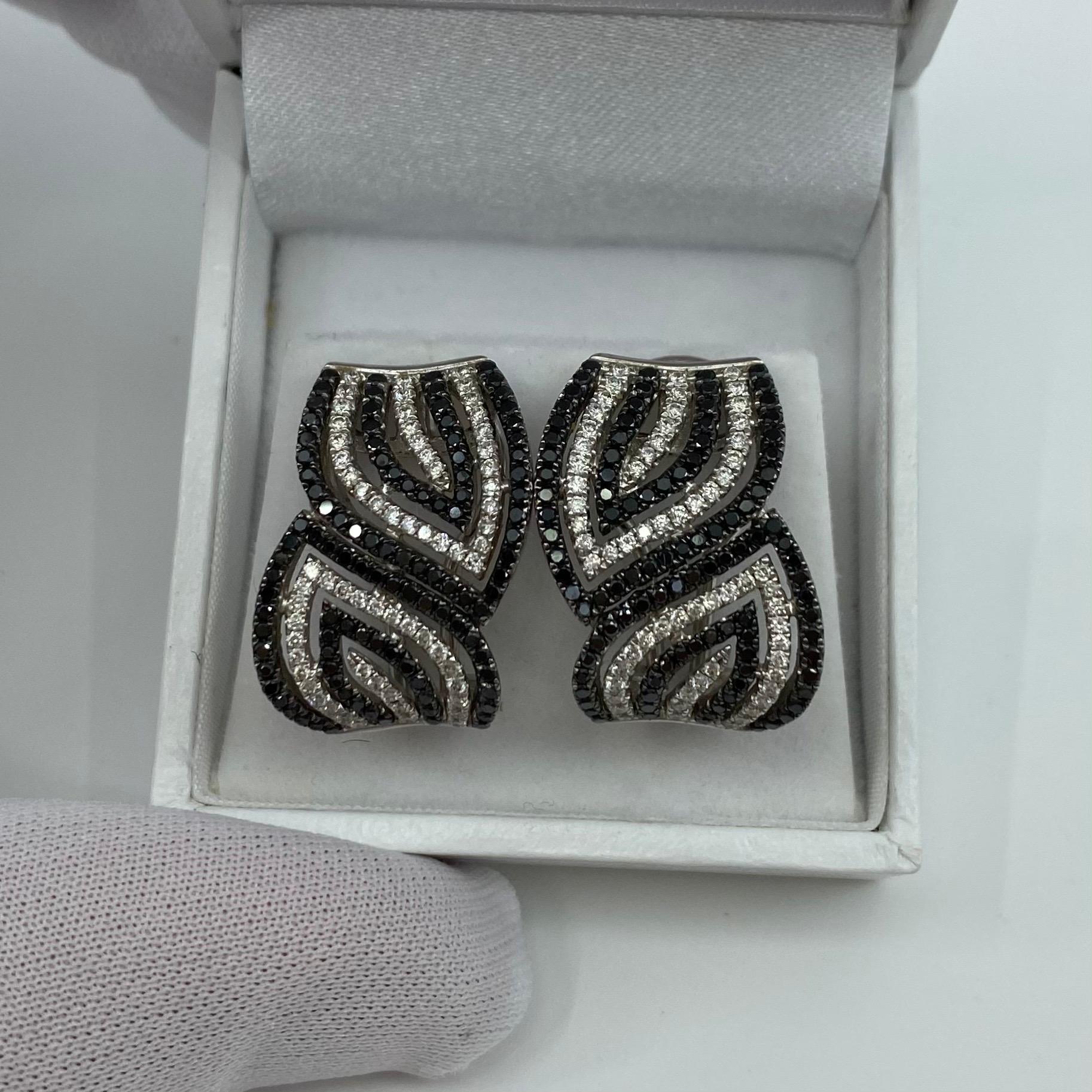 Clous d'oreilles modernes et élégantes en forme de tourbillon en or blanc 18 carats avec diamants noirs et blancs en vente 5