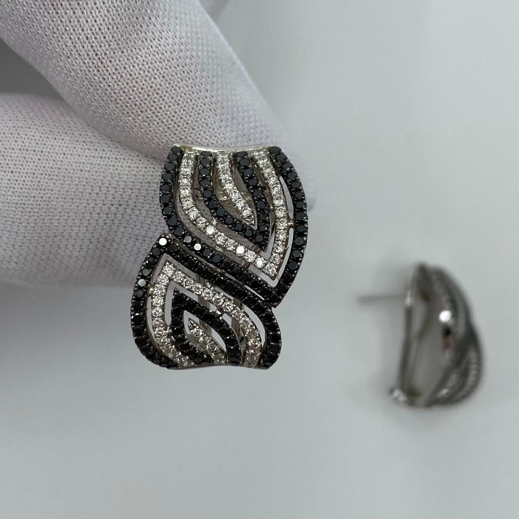 Taille ronde Clous d'oreilles modernes et élégantes en forme de tourbillon en or blanc 18 carats avec diamants noirs et blancs en vente