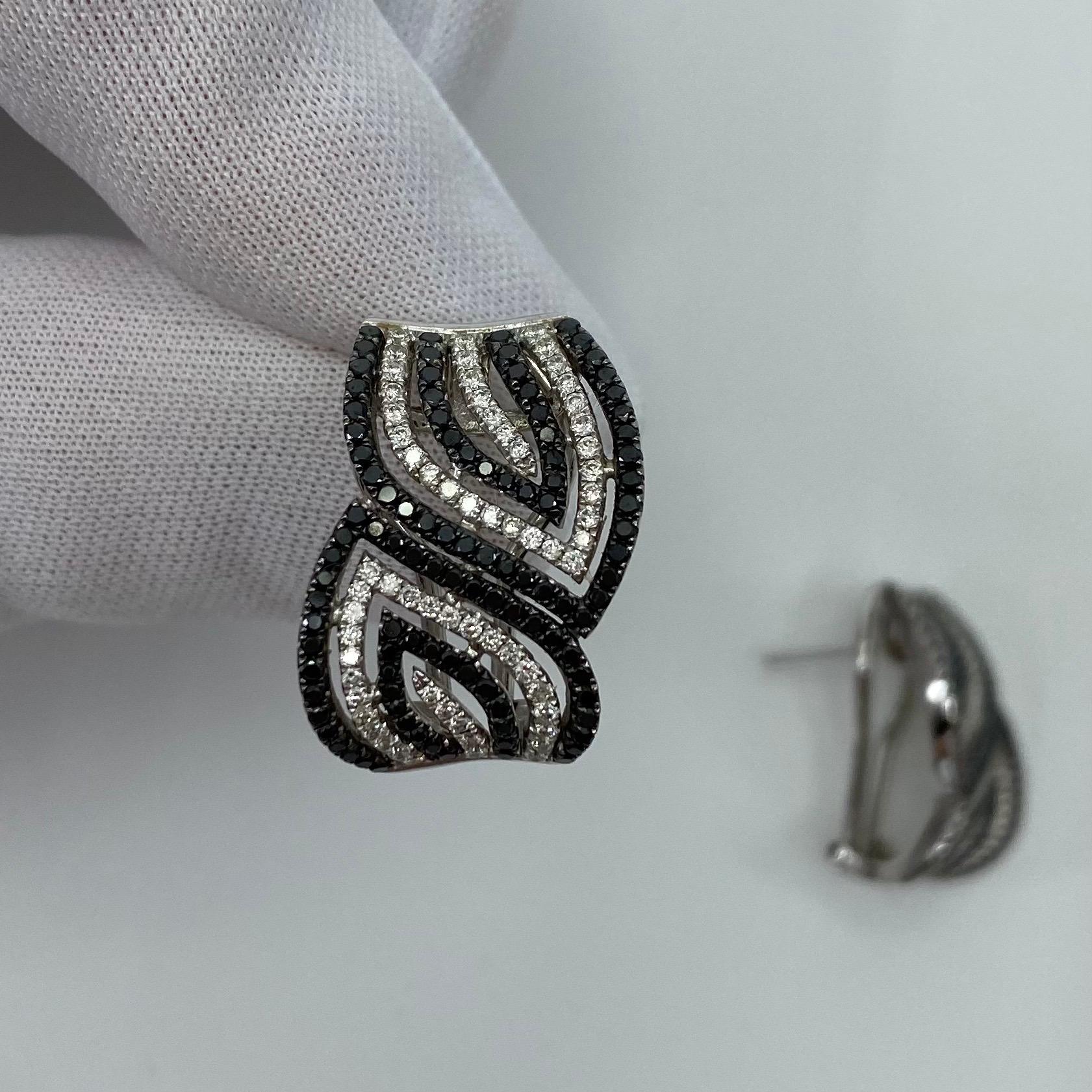 Clous d'oreilles modernes et élégantes en forme de tourbillon en or blanc 18 carats avec diamants noirs et blancs Neuf - En vente à Birmingham, GB