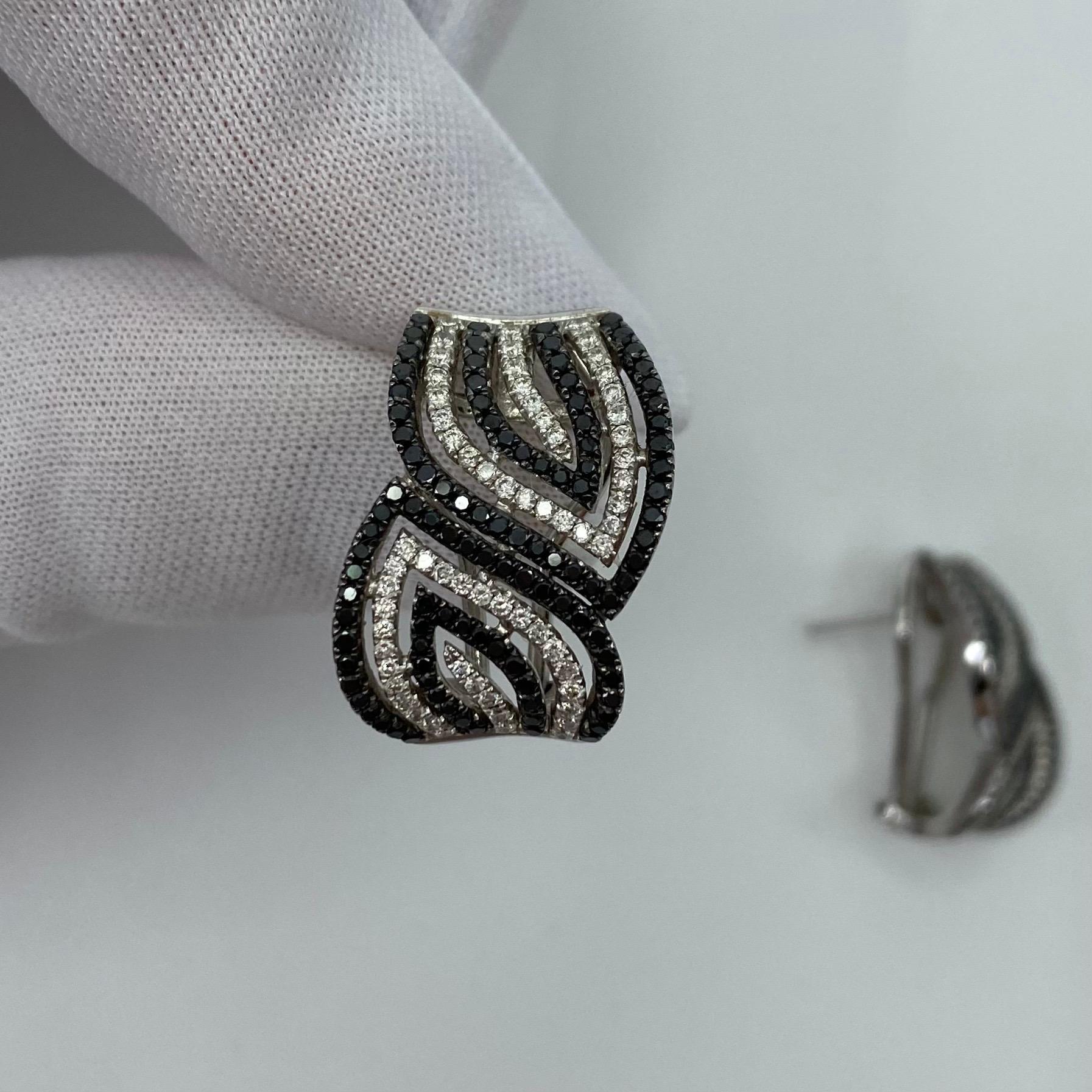 Clous d'oreilles modernes et élégantes en forme de tourbillon en or blanc 18 carats avec diamants noirs et blancs en vente 2