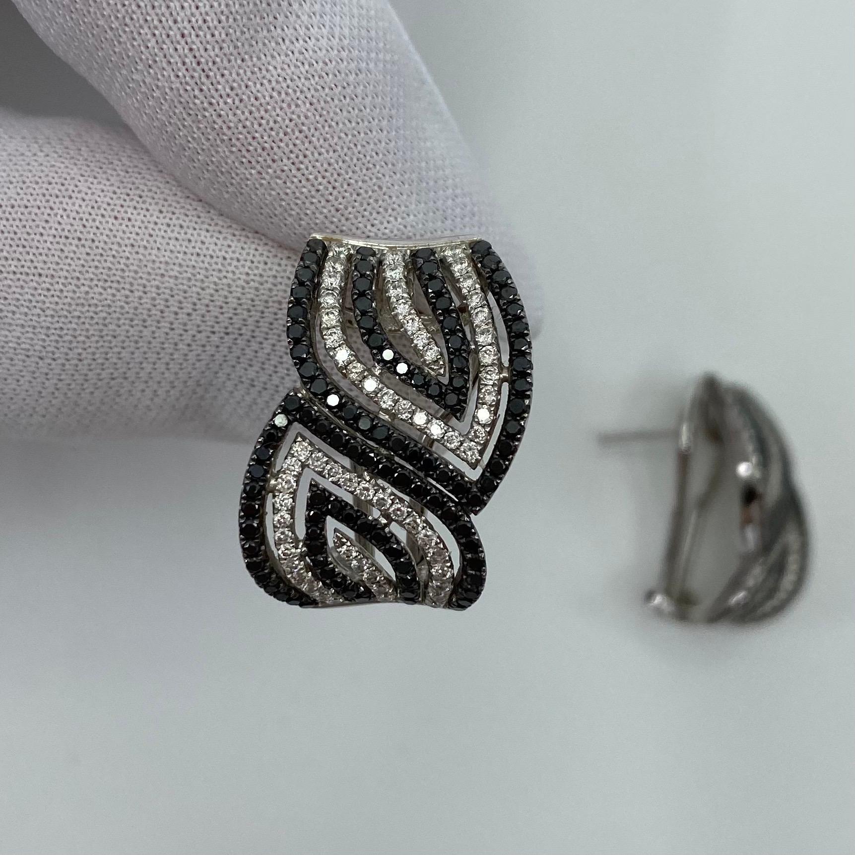 Clous d'oreilles modernes et élégantes en forme de tourbillon en or blanc 18 carats avec diamants noirs et blancs en vente 4