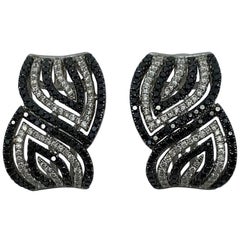 Modern Stylish Black and White Diamond 18 Karat White Gold Swirl Stud Earrings