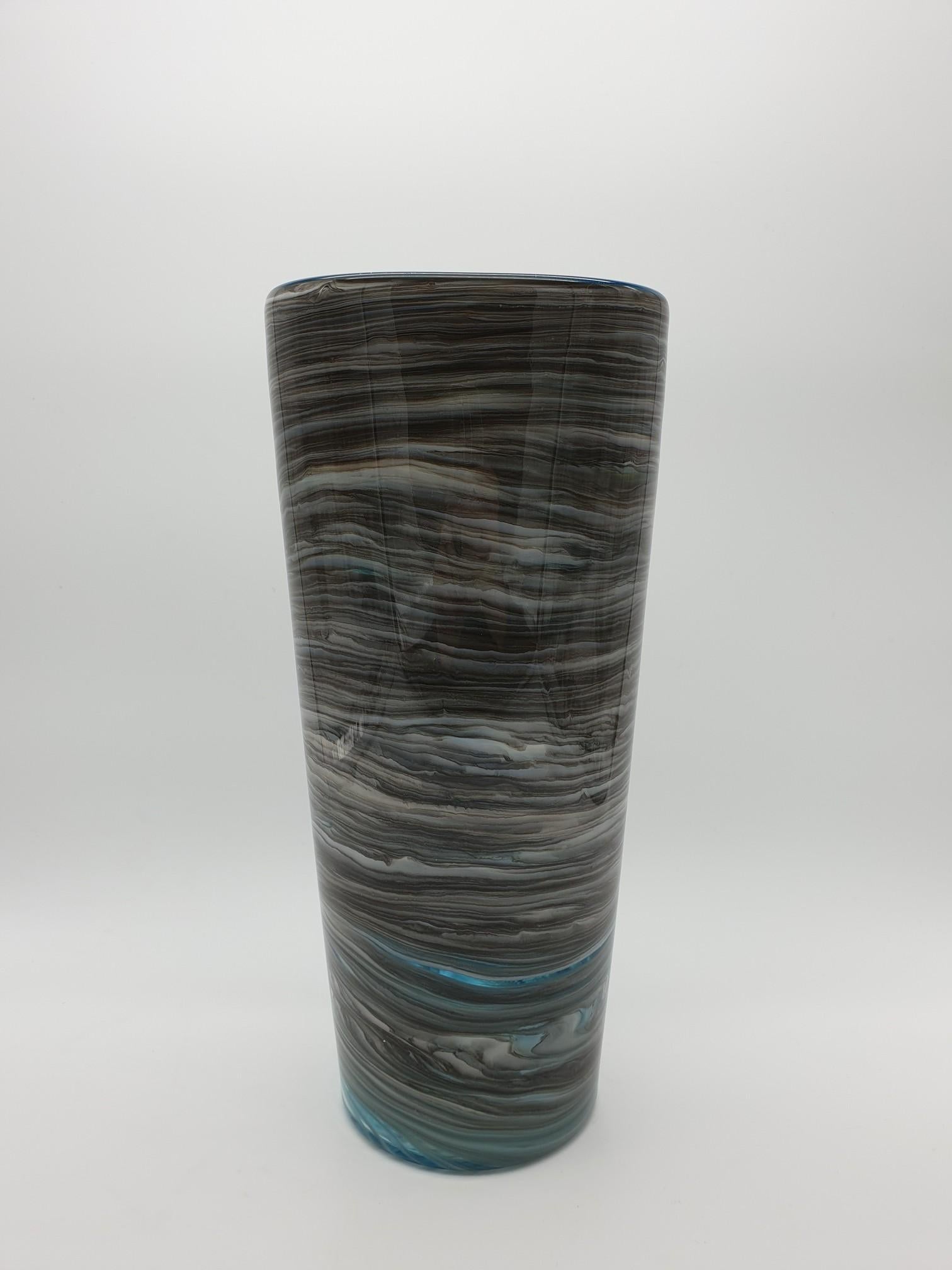 Elegant and stylish Murano glass vase manufactured by Gino Cenedese e Figlio. This superb vase has been handmade with different shades of color, while cool gray hues prevail on the outer side, the inner side unveils marvellous turquoise hues-fond