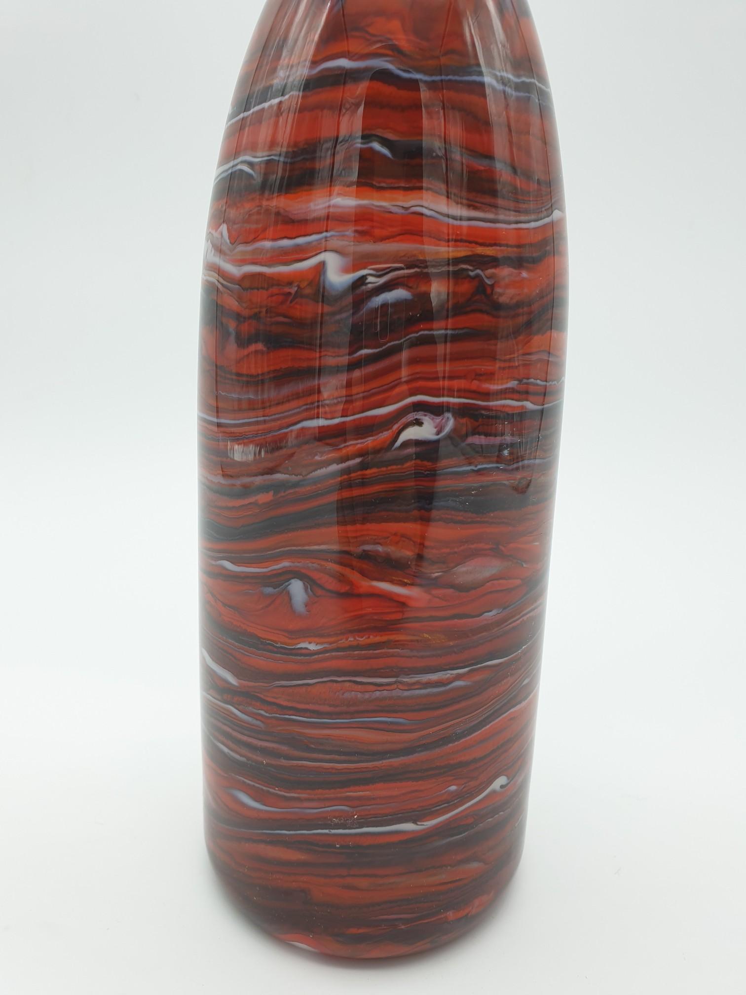 Elegant and stylish Murano glass vase manufactured by Gino Cenedese e Figlio. This superb tall neck vase has been handmade with different shades of color (mainly red, balck and red), swirled so that to obtain a marbled effect. This beautiful warm