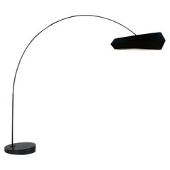 Moderne Sublime Arc Stehlampe. Handgefertigter Marmor aus Rotgussmetall, Portugal von Greenapple