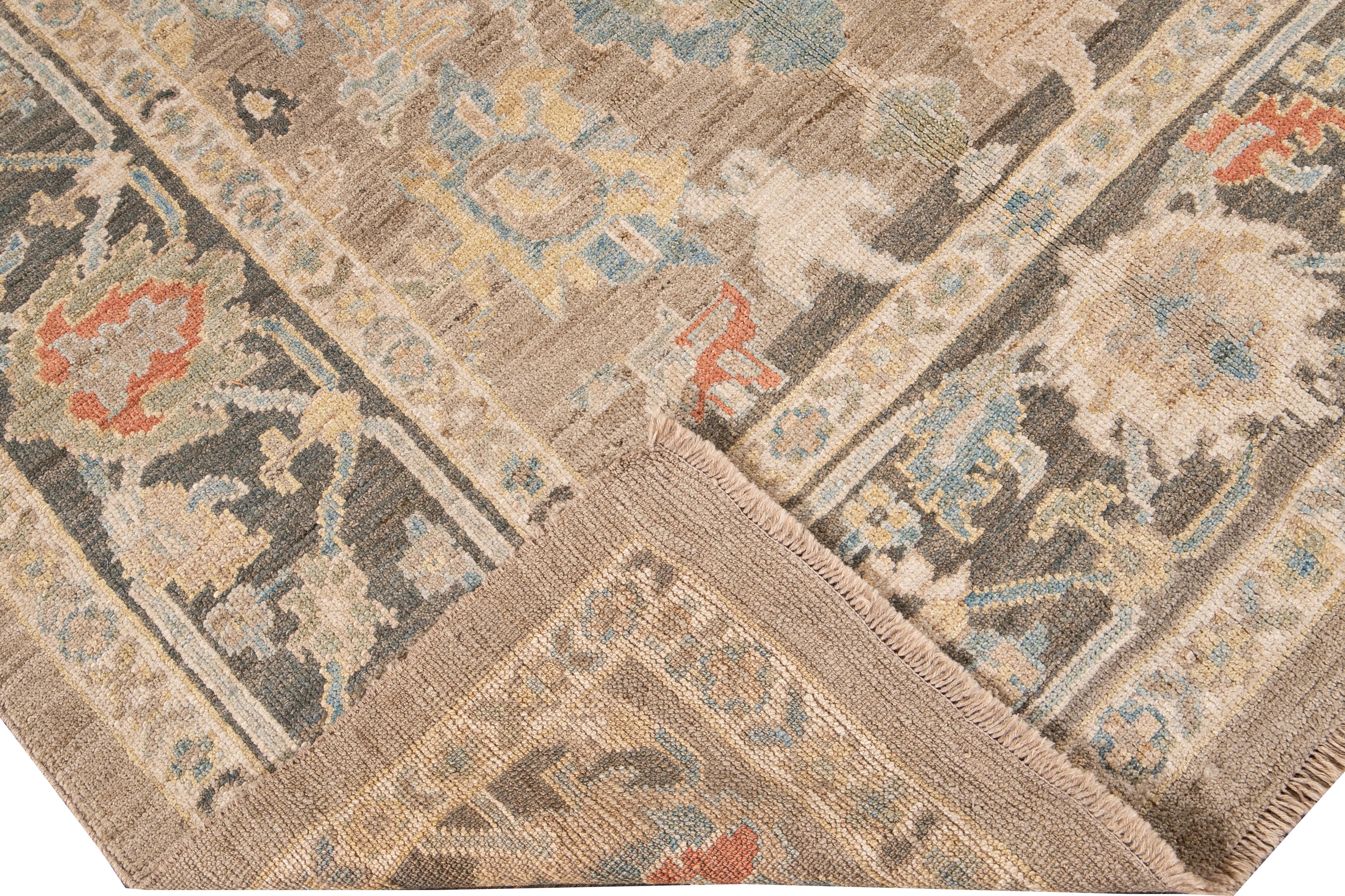 Schöner moderner Sultanabad-Teppich aus handgeknüpfter Wolle mit beigem Feld. Dieser Sultanabad-Teppich hat einen grauen Rahmen und elfenbeinfarbene, gelbe, blaue und orangefarbene Akzente in einem prächtigen geometrischen Blumenmuster.

Dieser