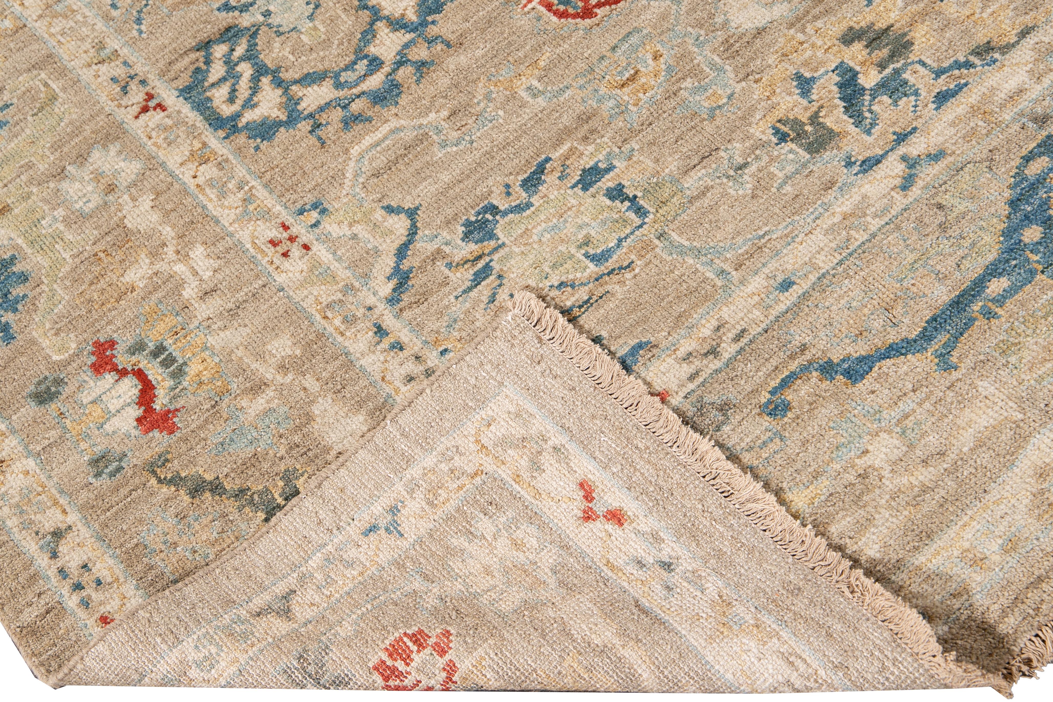 Schöner moderner quadratischer Sultanabad-Teppich aus handgeknüpfter Wolle mit beigem Feld. Dieser Sultanabad-Teppich hat einen elfenbeinfarbenen, gelben, blauen und orangefarbenen Akzent in einem prächtigen klassischen Blumenmuster.

Dieser