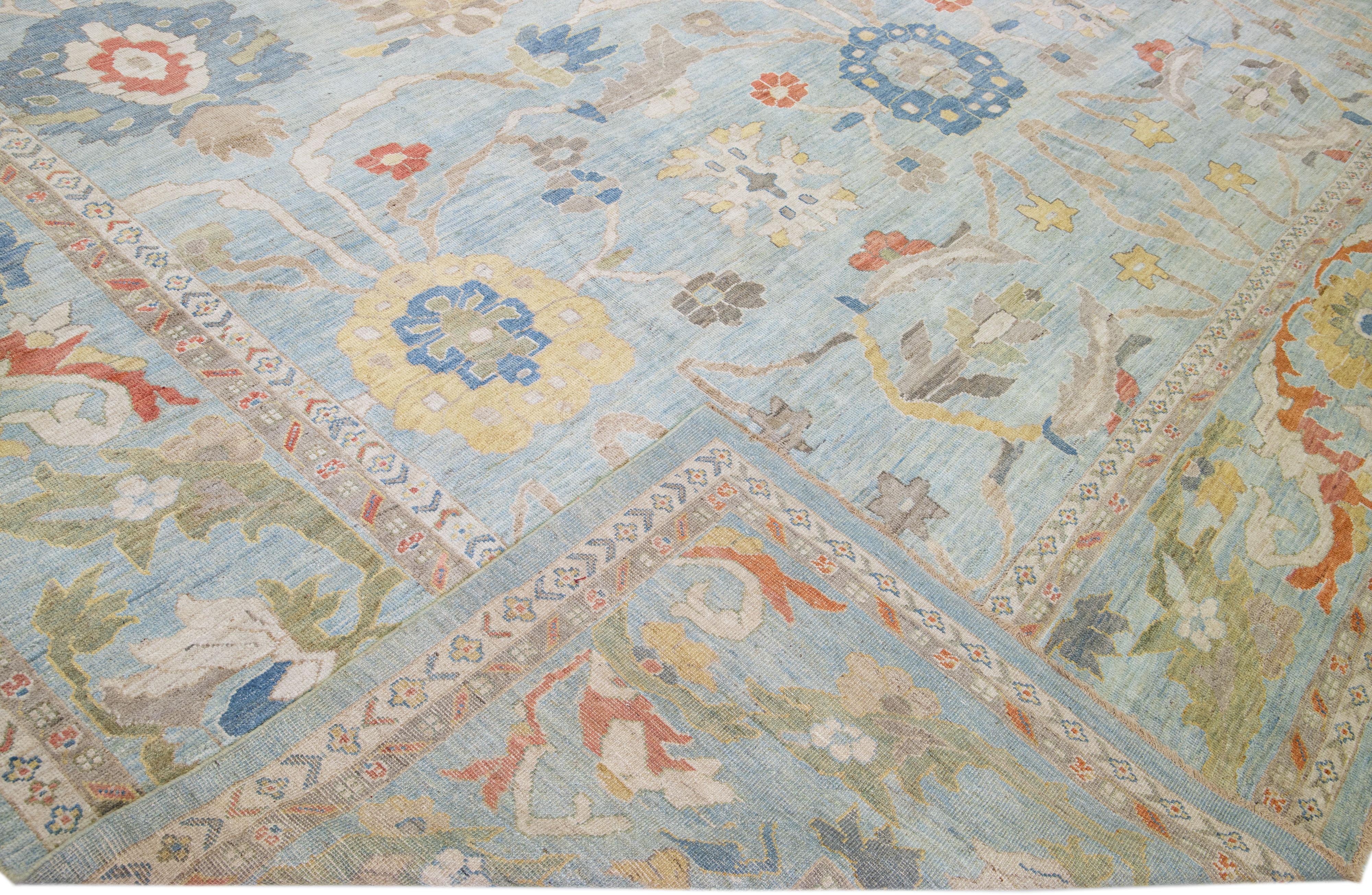 Schöner moderner, handgeknüpfter Sultanabad-Teppich aus Wolle in Übergröße mit blauem Farbfeld. Dieser Teppich hat mehrfarbige Akzente in einem wunderschönen floralen Allover-Muster.

Dieser Teppich misst: 17'8
