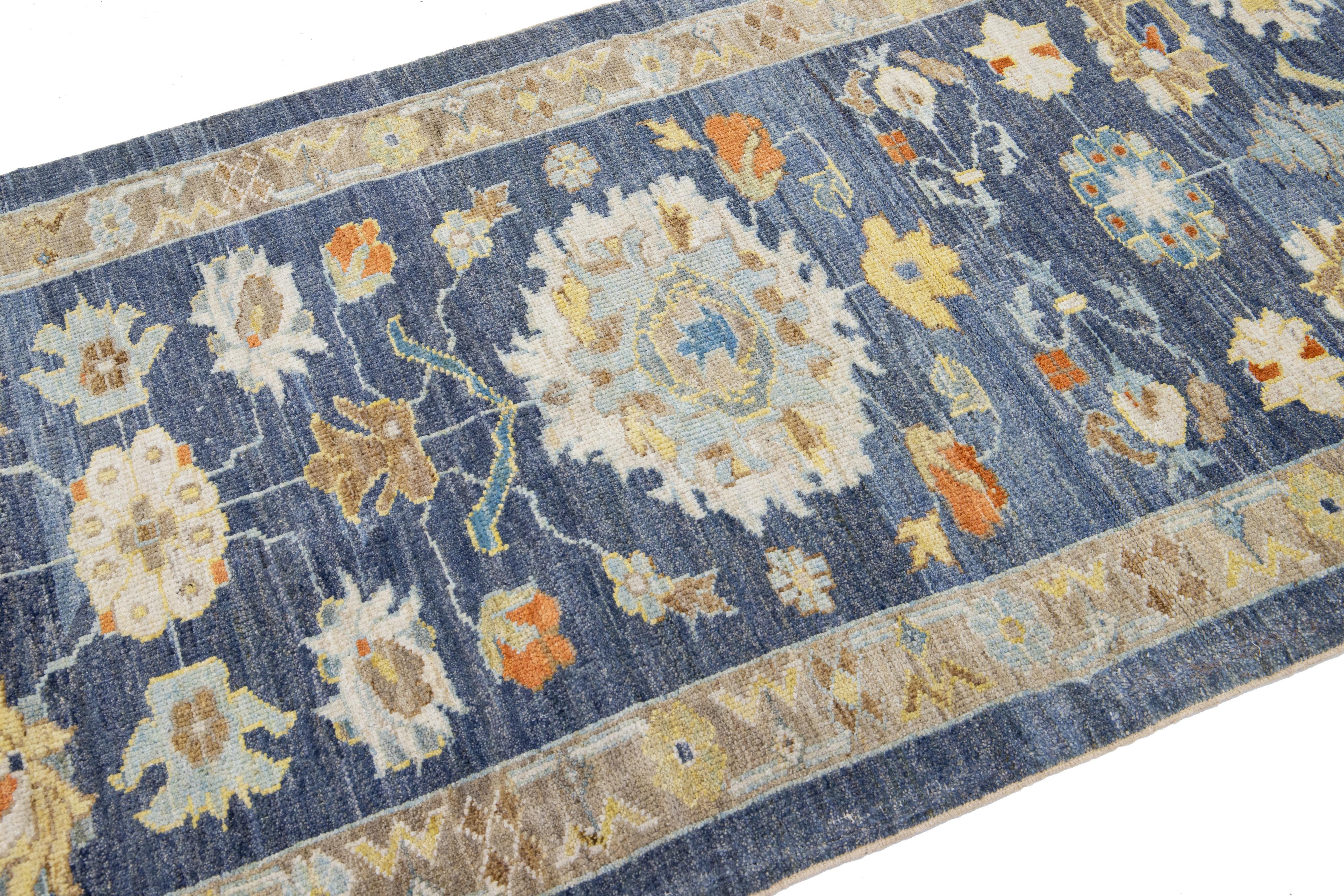 Schöner moderner Sultanabad-Teppich aus handgeknüpfter Wolle mit marineblauem Farbfeld. Dieser Teppich hat mehrfarbige Akzente in einem wunderschönen floralen Allover-Muster.

Dieser Teppich misst: 3'4