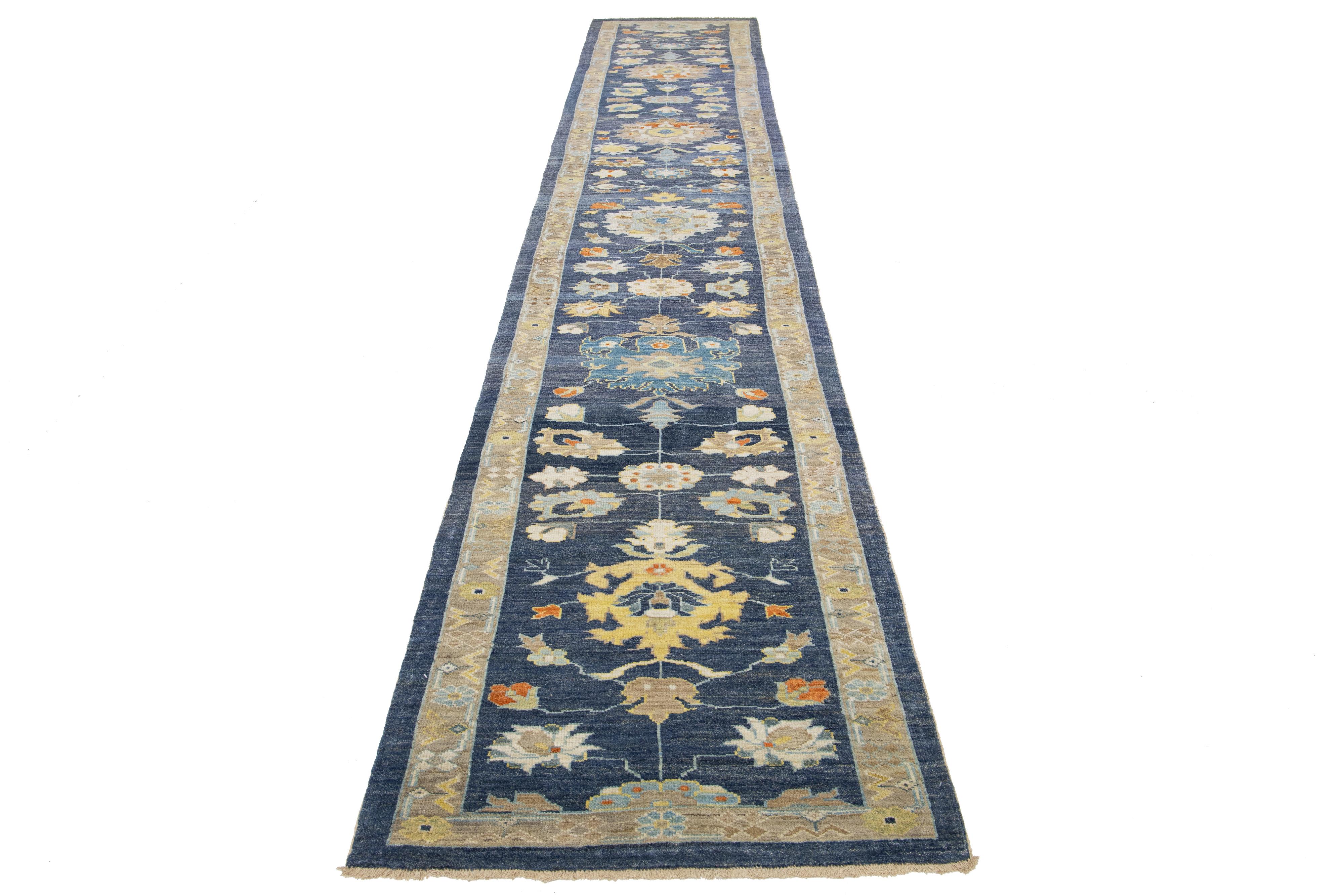 Moderner Sultanabad-Blauer handgefertigter Woll-Läufer mit Blumenmuster (Handgeknüpft) im Angebot