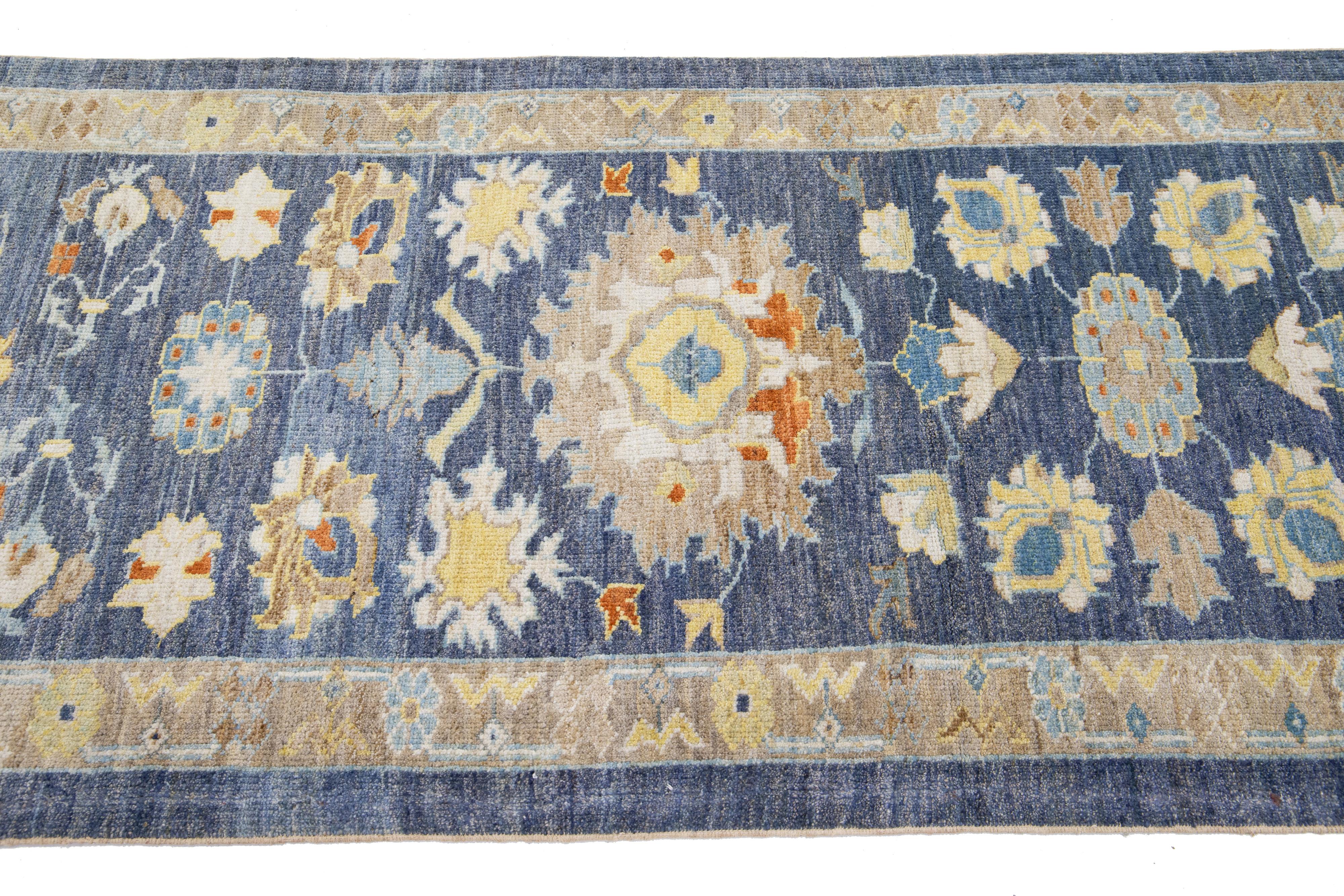 Moderner Sultanabad-Blauer handgefertigter Woll-Läufer mit Blumenmuster im Zustand „Neu“ im Angebot in Norwalk, CT