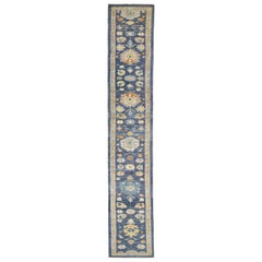 Tapis de couloir moderne en laine bleu Sultanabad fait à la main avec motif floral