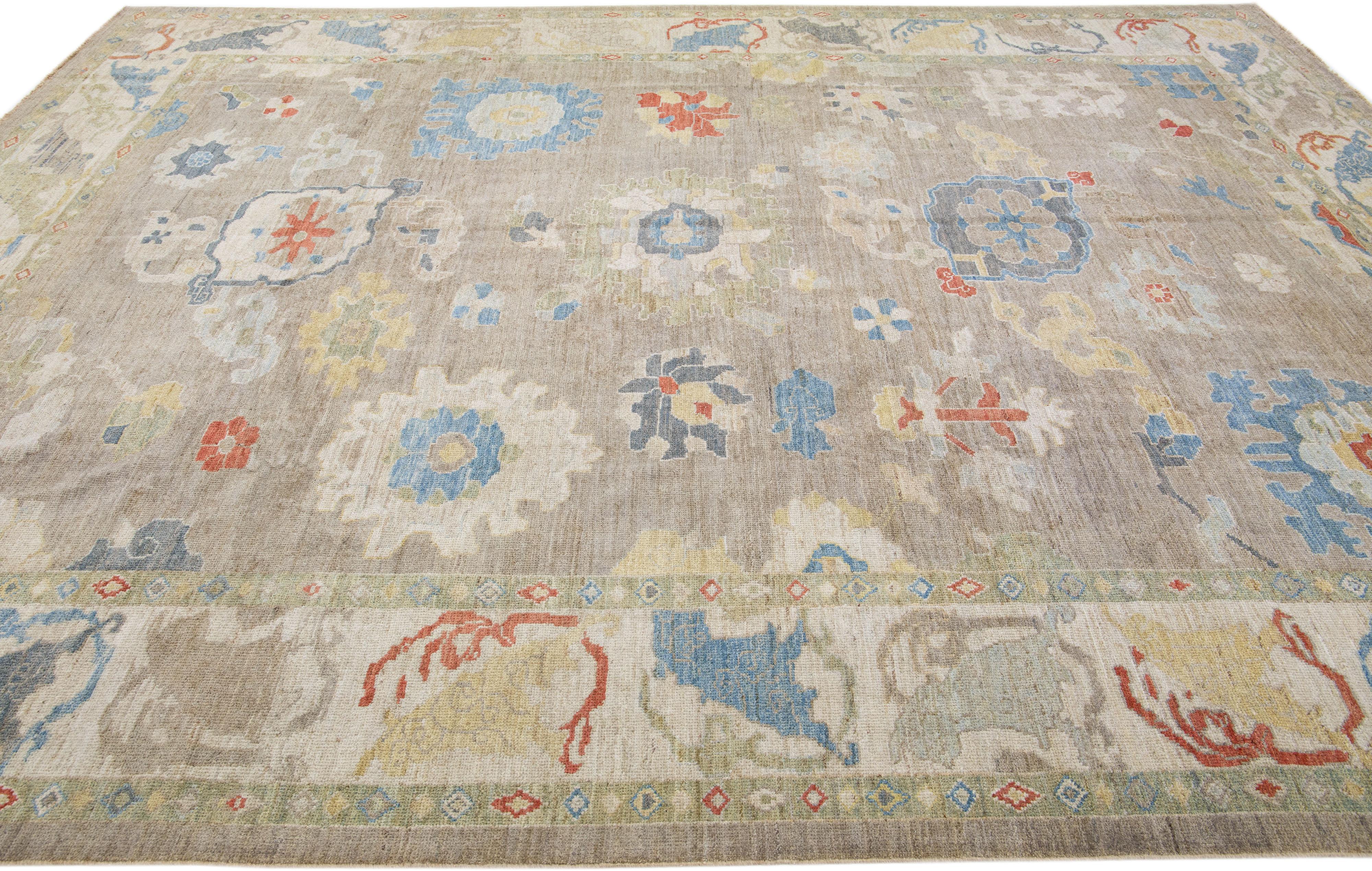 Moderner brauner handgefertigter Wollteppich mit Blumenmuster aus Sultanabad (21. Jahrhundert und zeitgenössisch) im Angebot