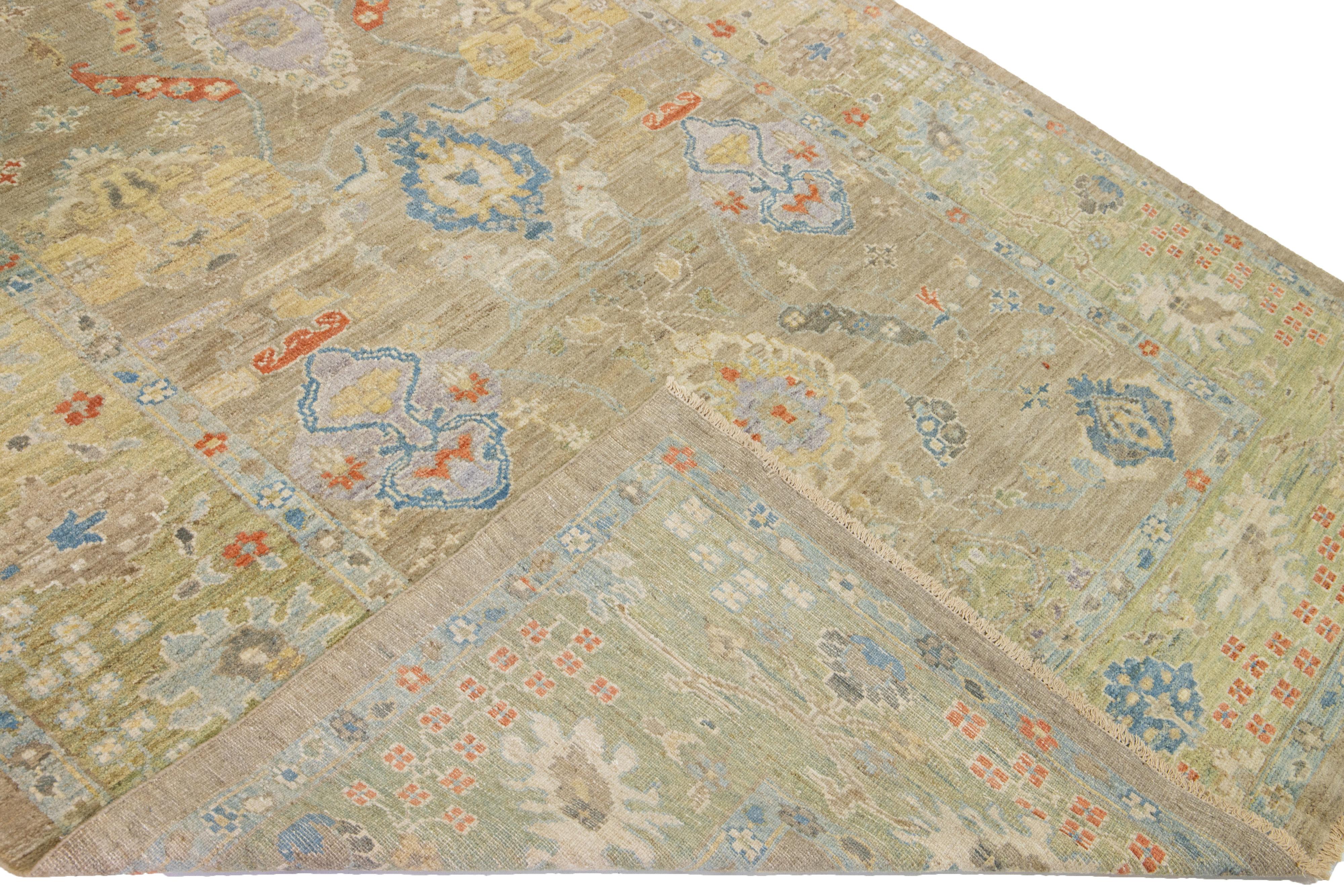 Schöner moderner, handgeknüpfter Sultanabad-Woll-Läufer mit braunem Feld. Dieser Sultanabad-Läufer hat mehrfarbige Akzente in einem herrlichen klassischen Blumenmuster.

Dieser Teppich misst: 7' x 22'9