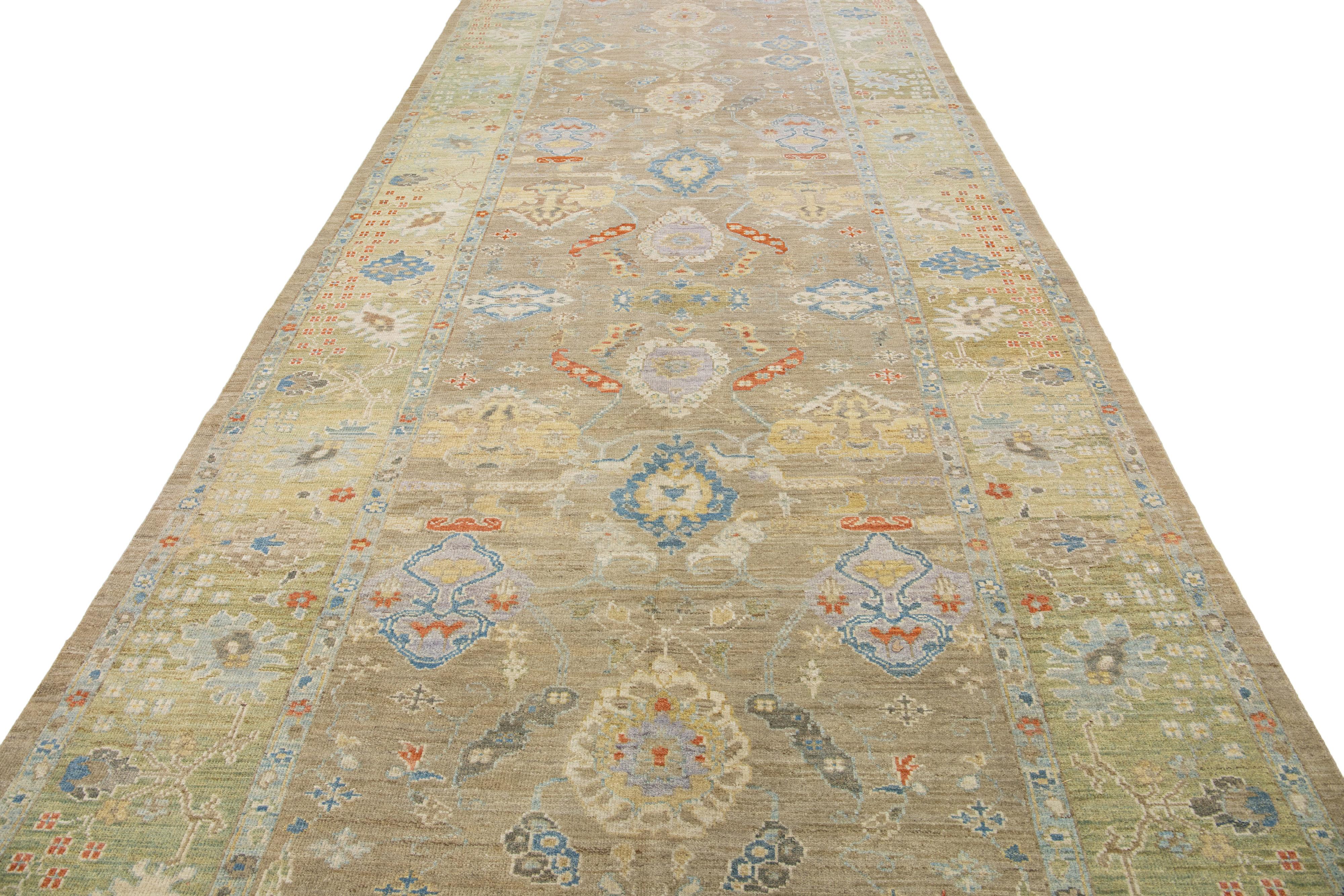 Moderner moderner brauner handgefertigter Woll-Läufer mit Blumenmuster von Sultanabad (Persisch) im Angebot
