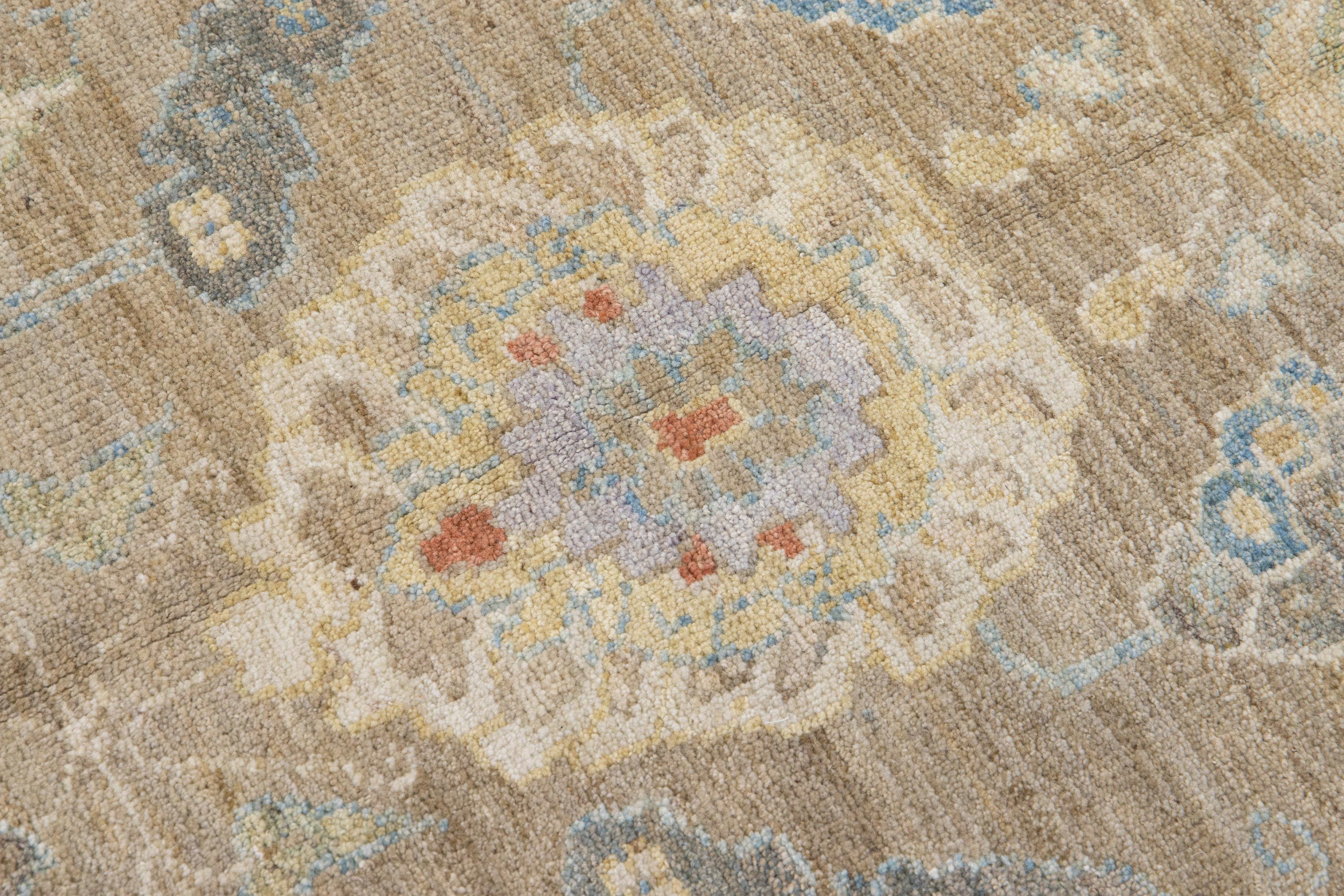 Moderner moderner brauner handgefertigter Woll-Läufer mit Blumenmuster von Sultanabad (21. Jahrhundert und zeitgenössisch) im Angebot